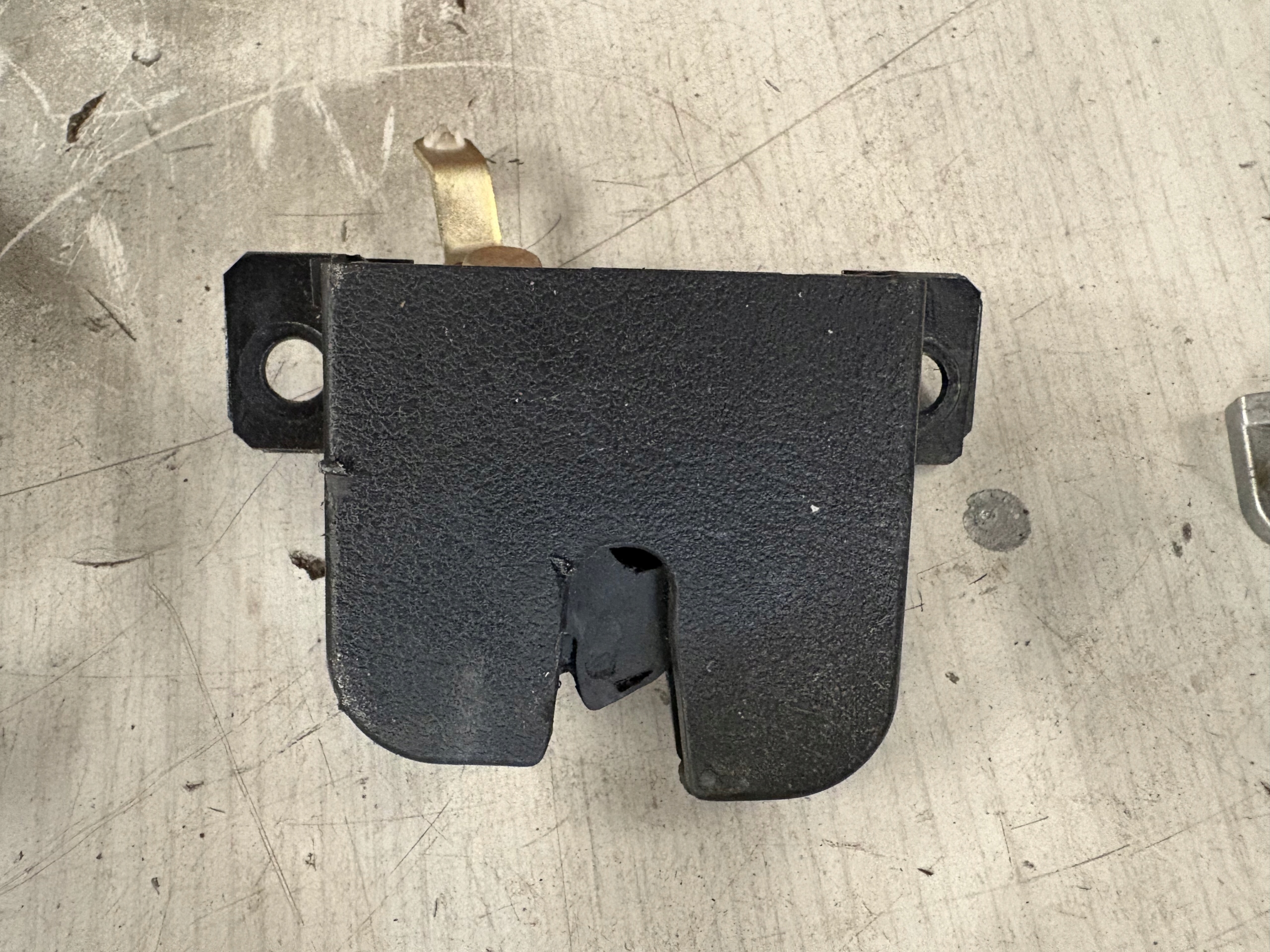Porsche Cayenne and lock bonnet boot 7L5827505A