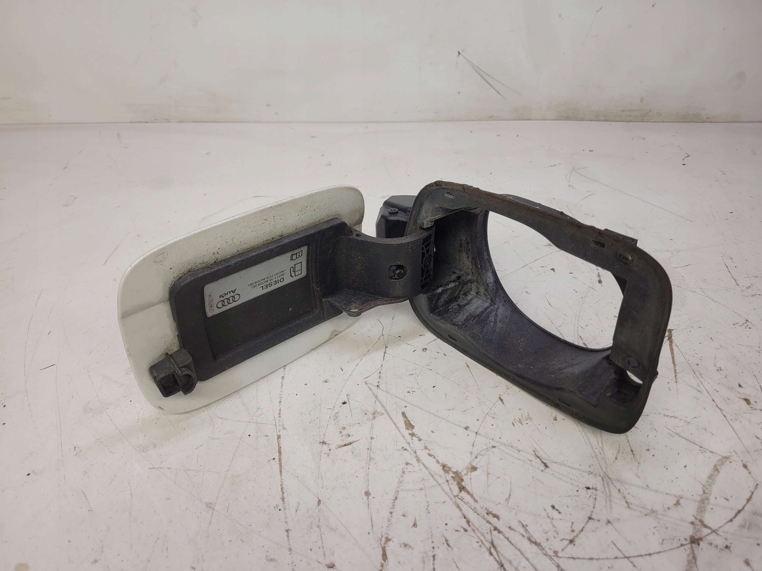 Volet trappe carburant Carburant AUDI A4 B8 8K0809999D LY9C