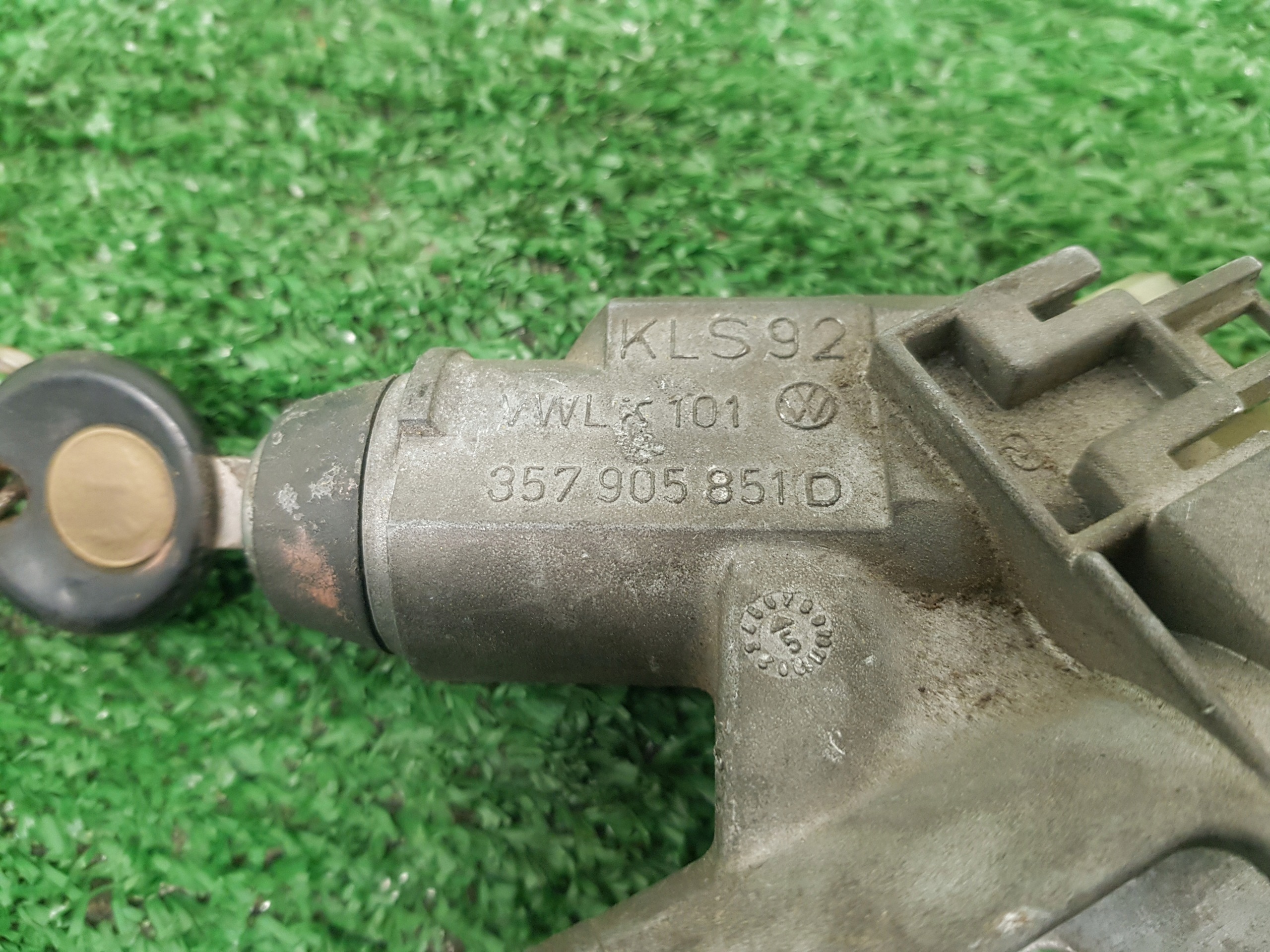 ignition Z KLUCZYKIEM VOLKSWAGEN GOLF 2 357905851