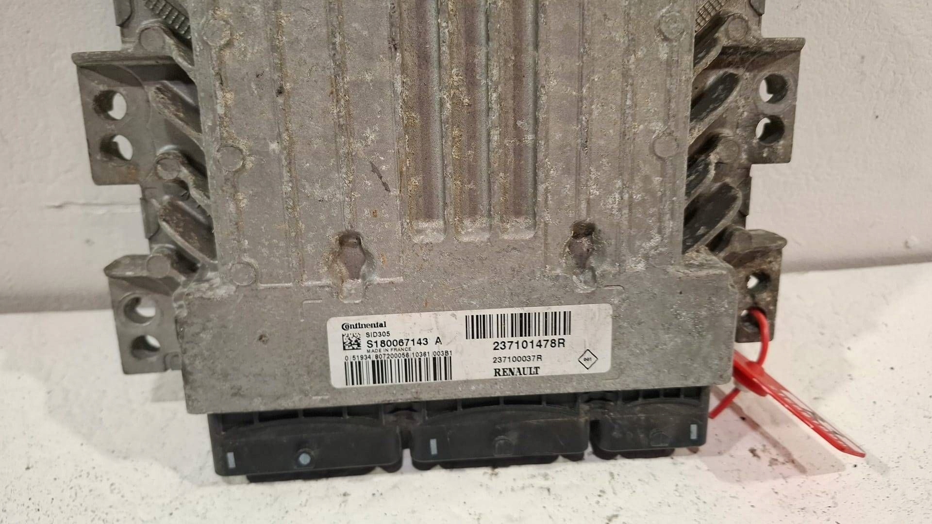 control unit of the engine computer S180067143A Renault Megane Scenic III 1.5 DCI