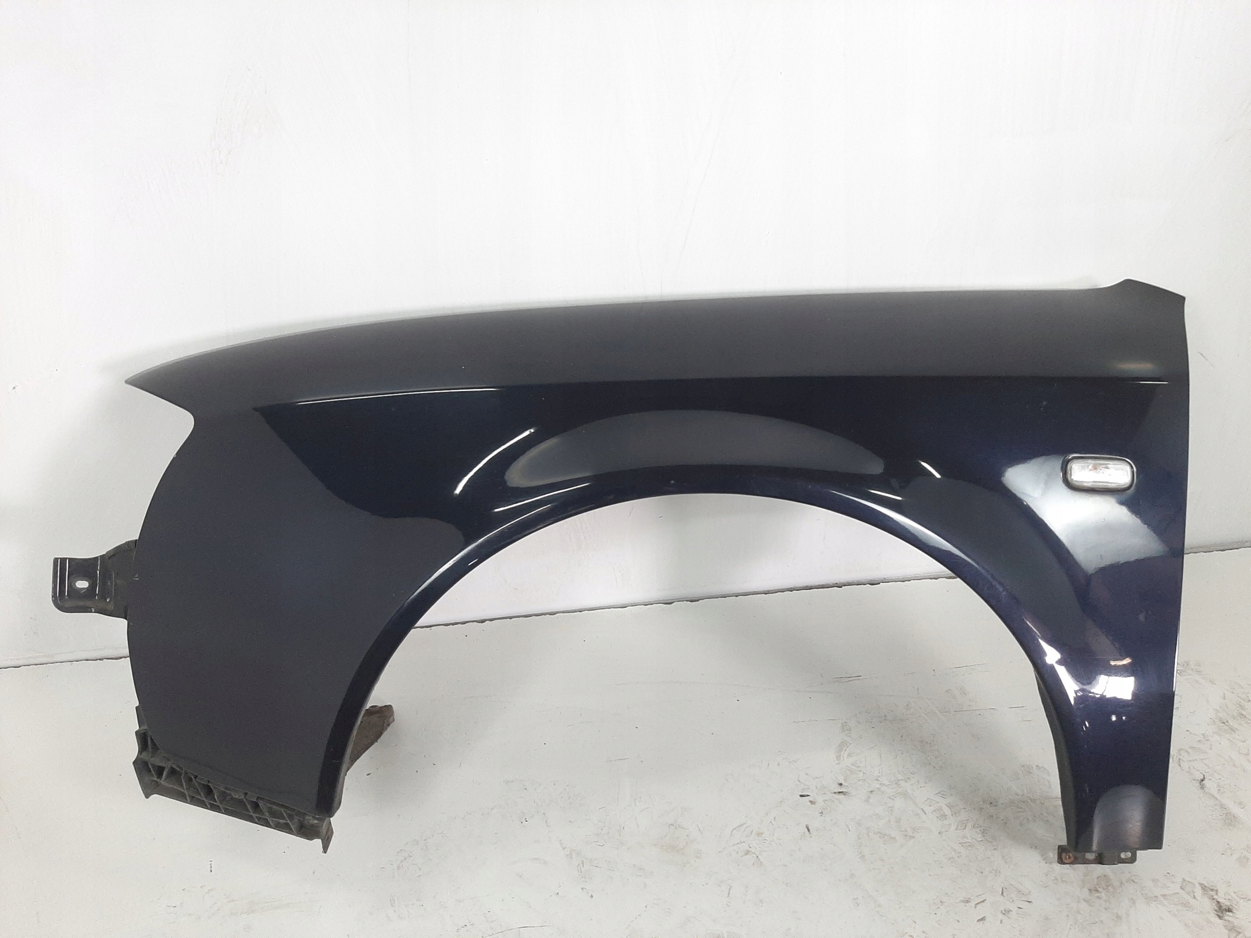 AUDI A6 C5 SEDAN 2.4 30V 01R BLOTNIK LEWY PRZOD KOD L5ZL 4B0821105A