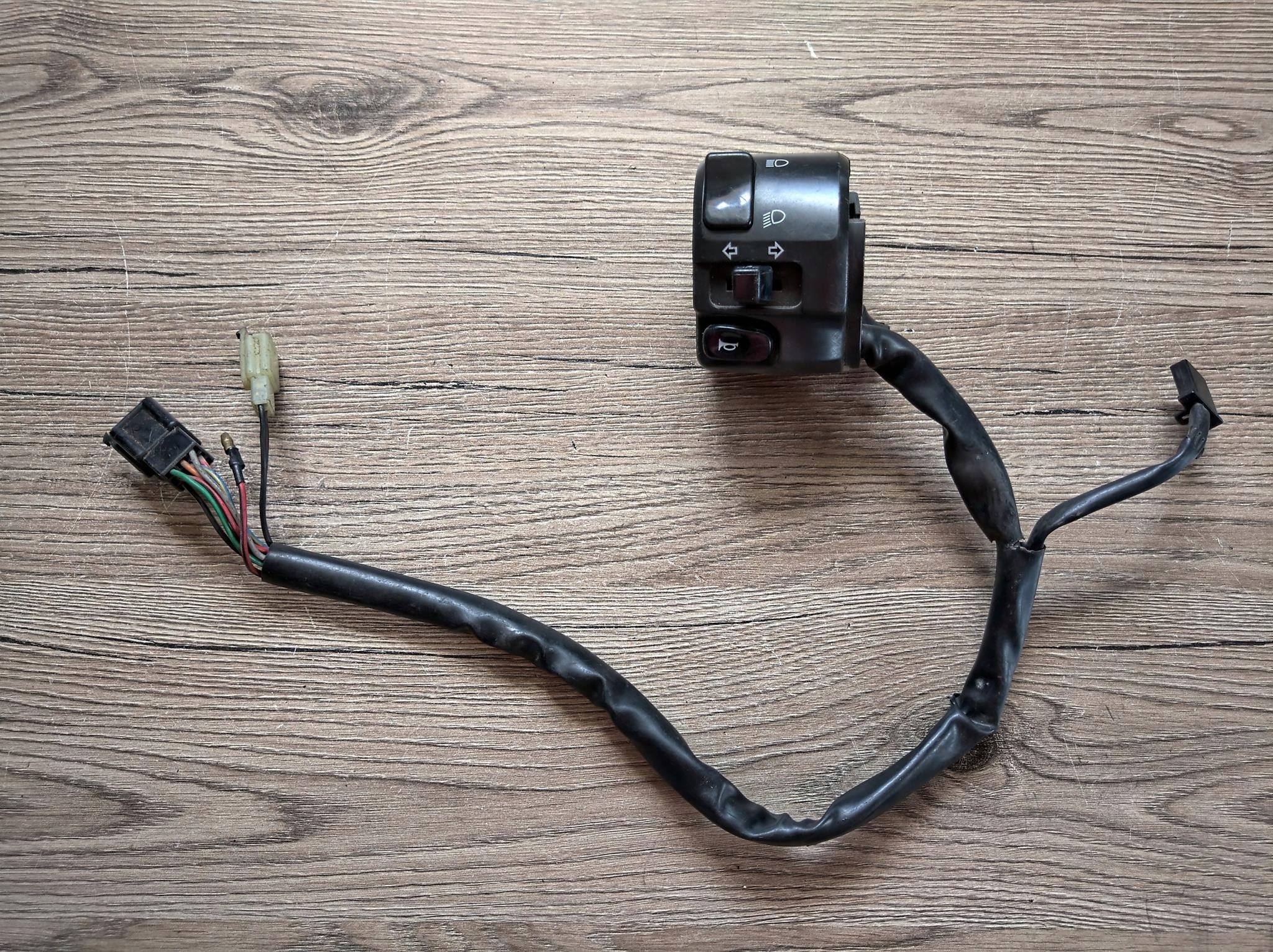 YAMAHA FZS 600 PRZEŁĄCZNIK LEWY