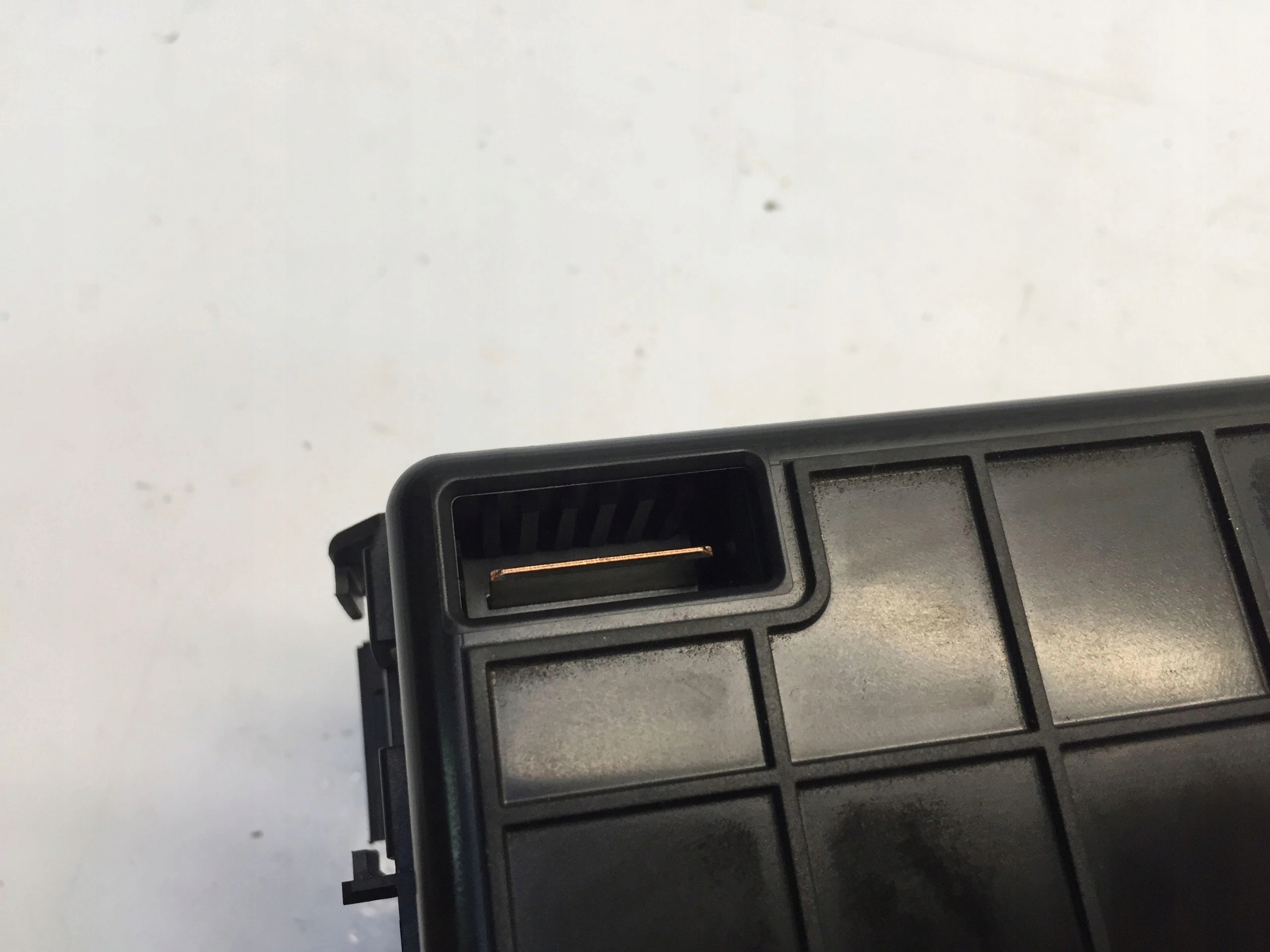 FORD KUGA MK3 III 2.5 HYBRYDA PUSZKA BEZPIECZNIKÓW LX6T-14D068-ECE Waga produktu z opakowaniem jednostkowym 3 kg