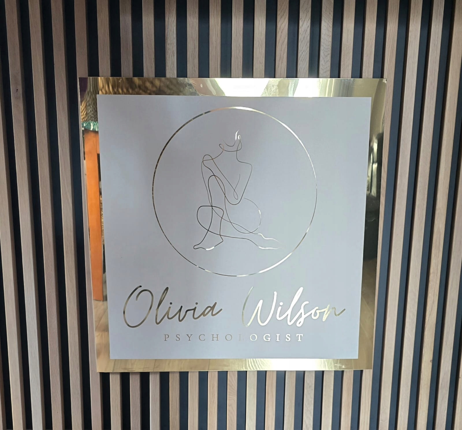 Zlaté logo na tabuli, firemní štítek, reklamní tabule s nápisem a logem