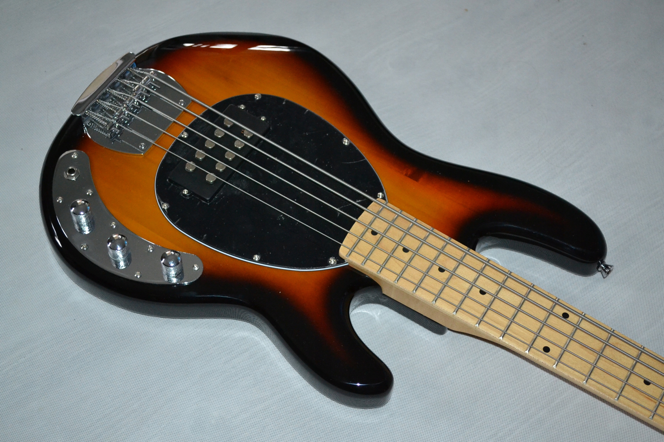 BAS Z HUMBUCKEREM W STYLU MM USTAWIONY LUTNICZO Model MB-5 SB