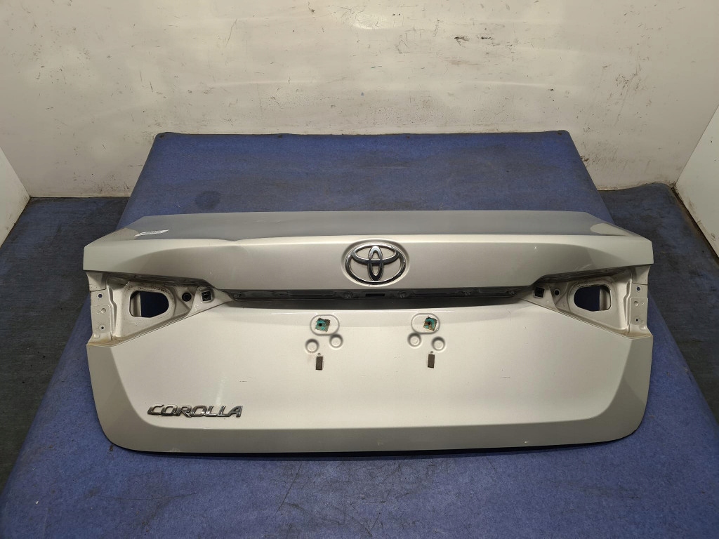 TOYOTA COROLLA E21 SEDAN TYLNA KLAPA BAGAŻNIKA 1F7