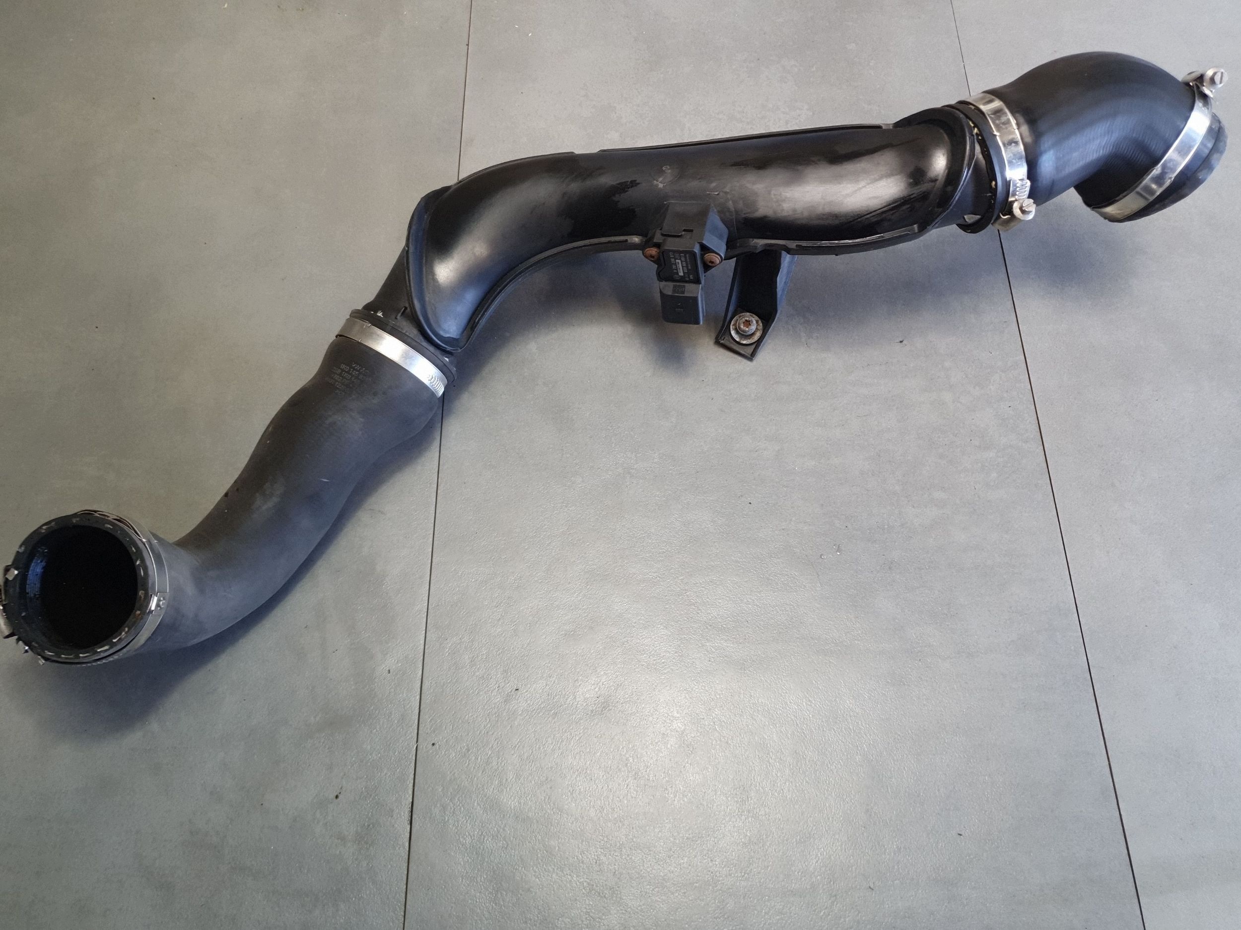 Volkswagen PASSAT CC hadice intercoolera 1K0145770AH