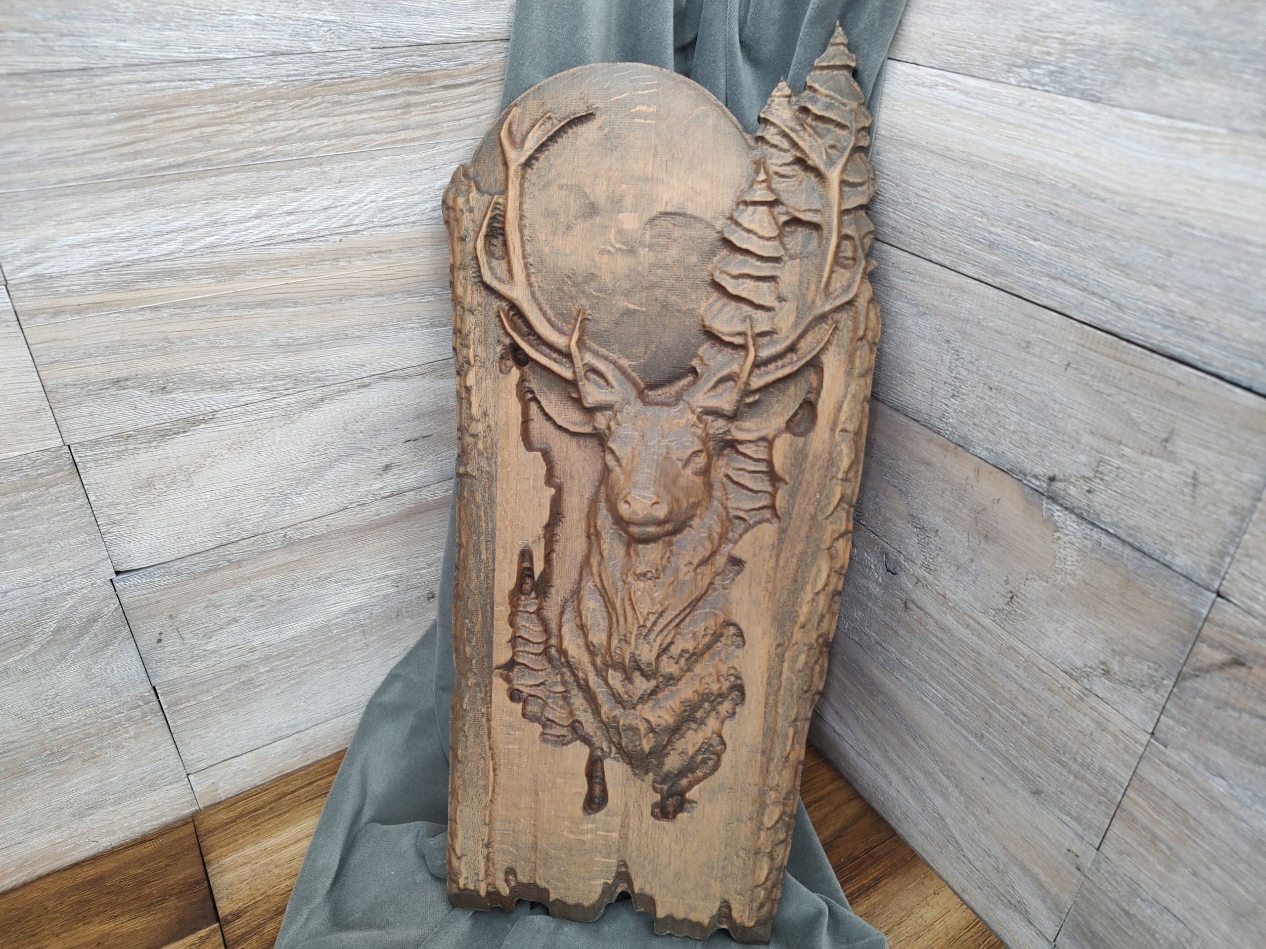 Obraz ve dřevě Jelen na dárek pro lovce 40 cm na pozadí měsíce a lesa