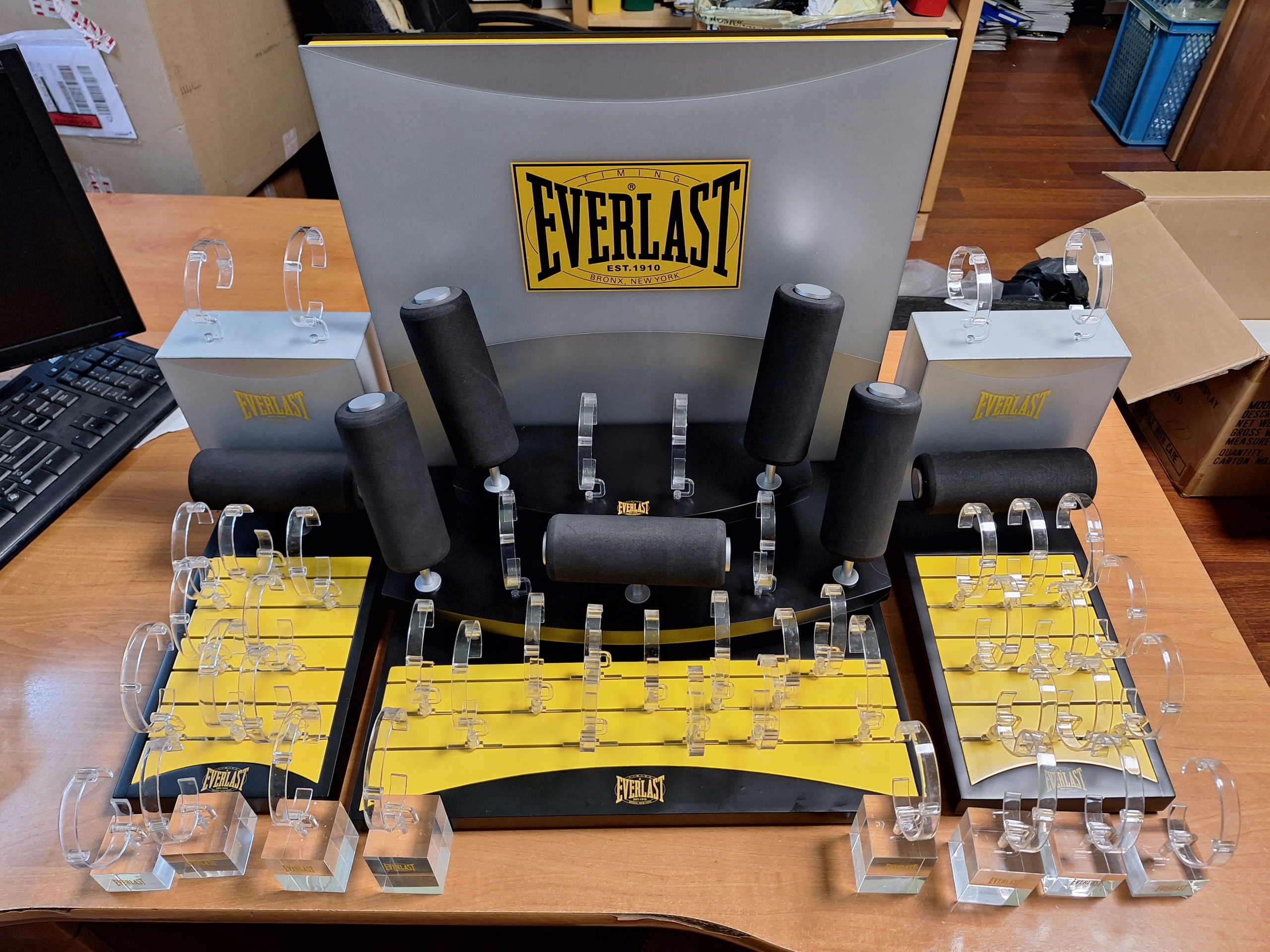 Everlast velký stojan na hodinky 65 kusů, 70 x 30 x 42 cm