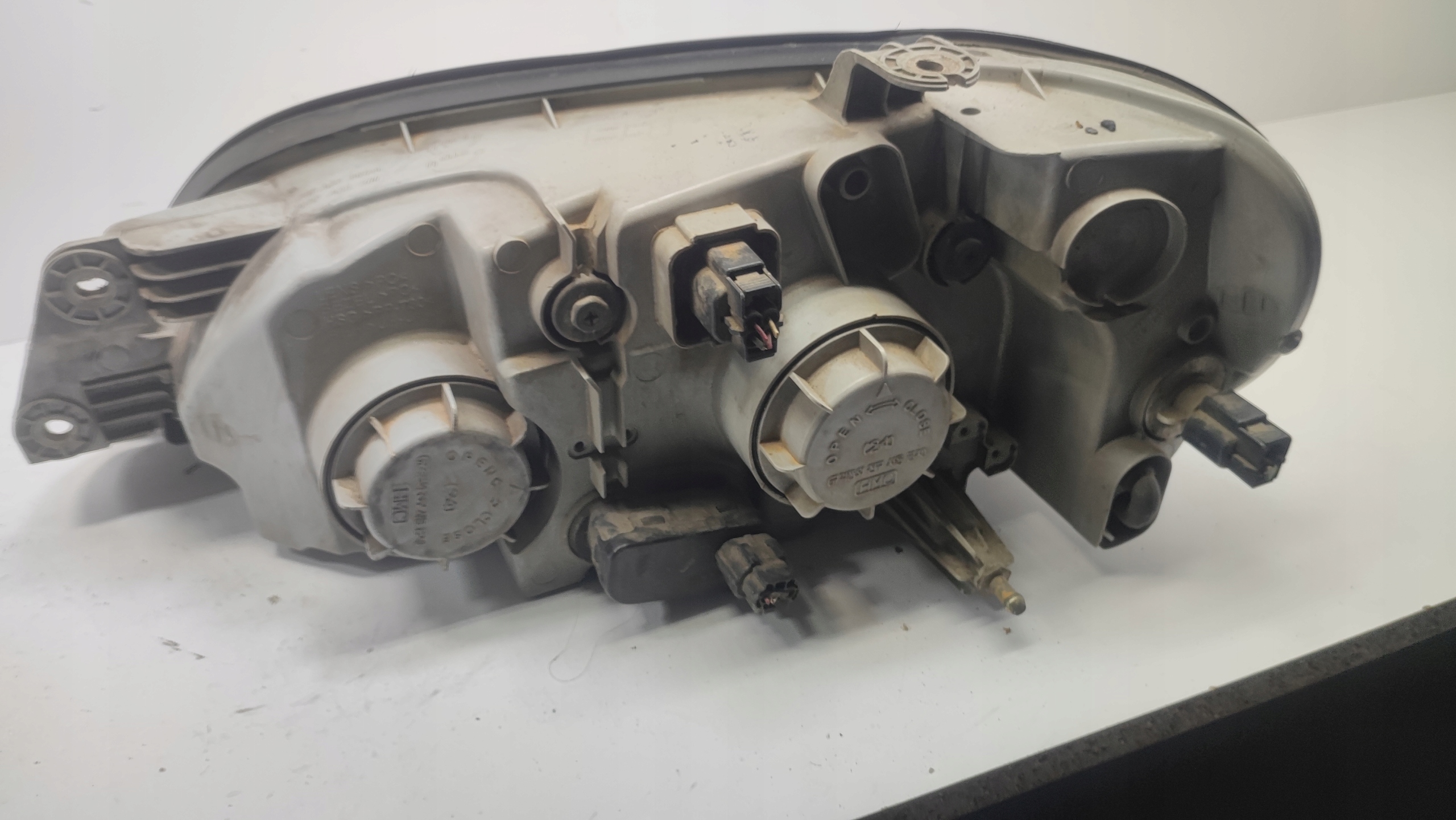 LAMPA PRAWA PRZEDNIA KIA CARNIVAL I Producent części Kia OE