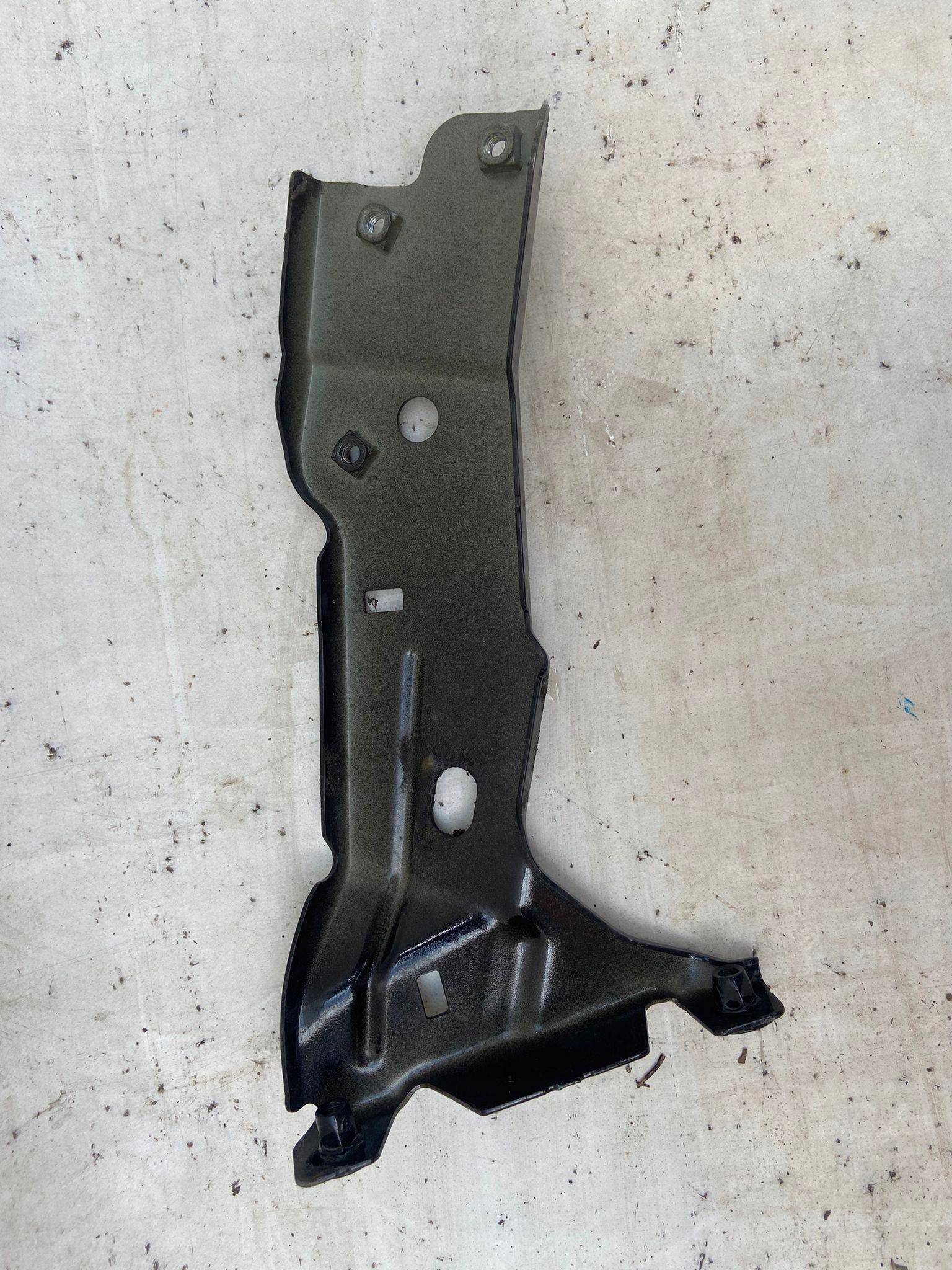 AUDI A1 II 18-> bracket of a fender left front front 82A821135