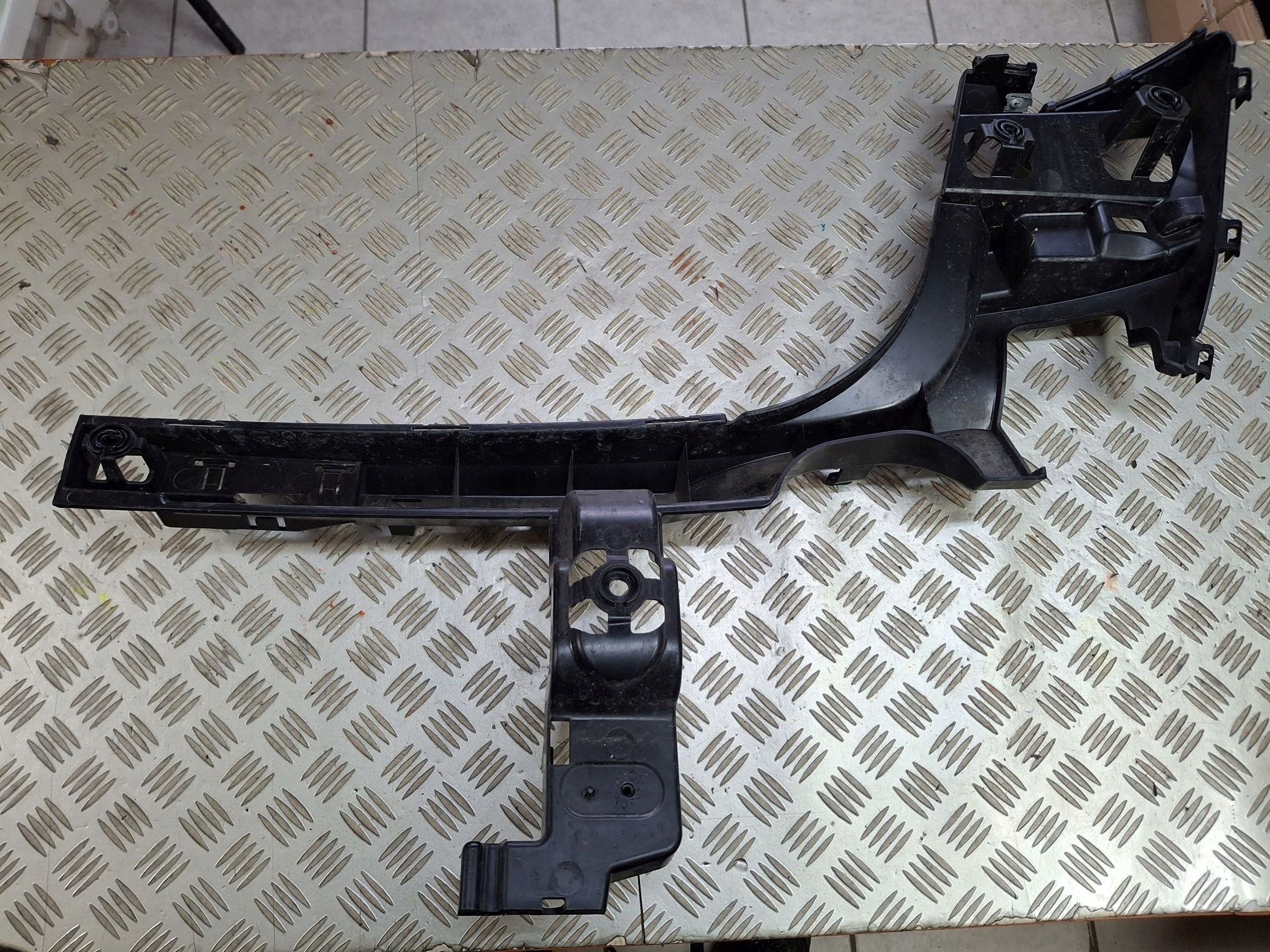 left bumper bracket of the rear BMW 2 F45 2014->