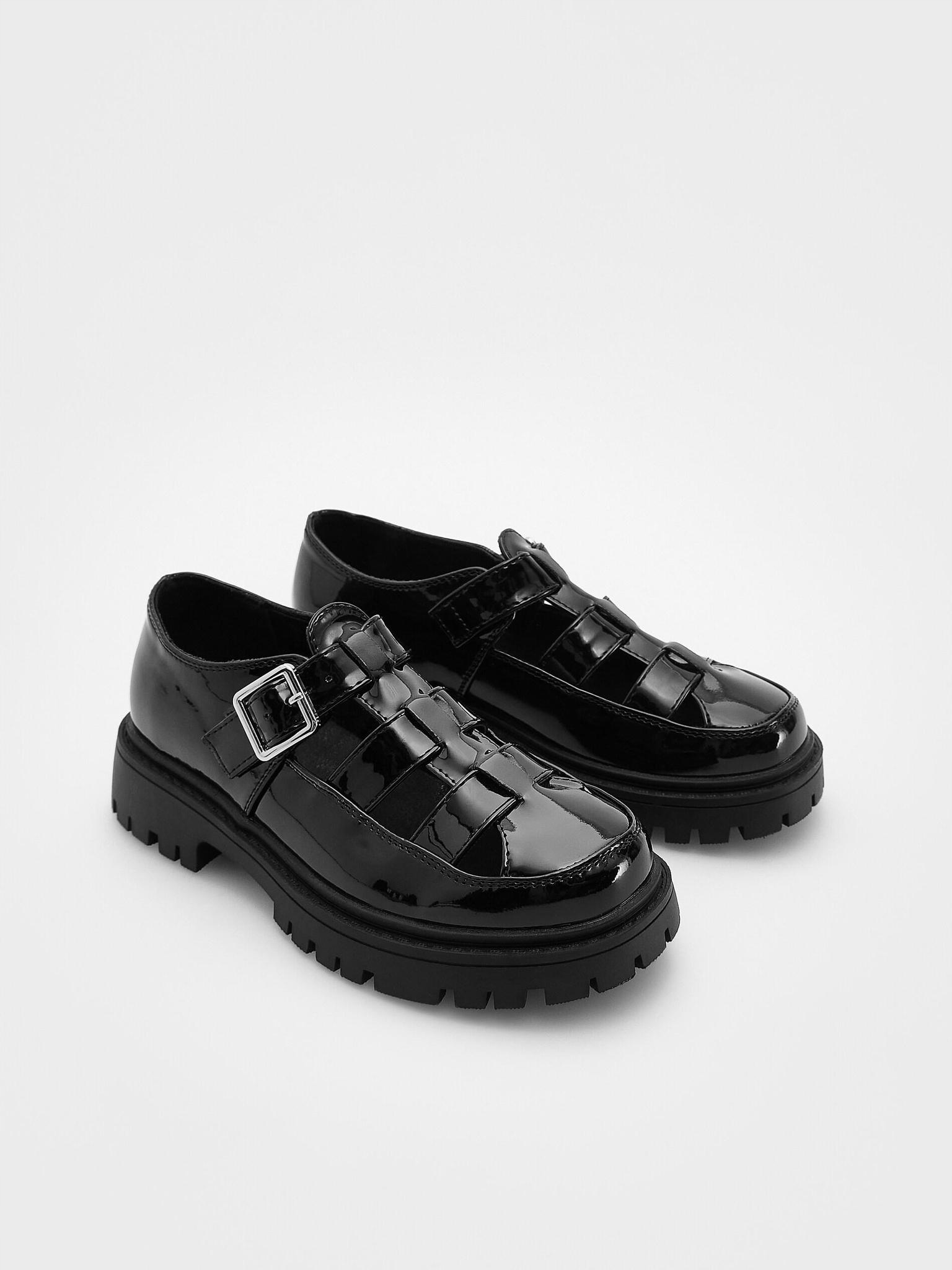 CZARNE KLASYCZNE LAKIEROWANE BUTY LOAFERSY ZAPINANE SPRZĄCZKA PASKI 37 Kolor czarny