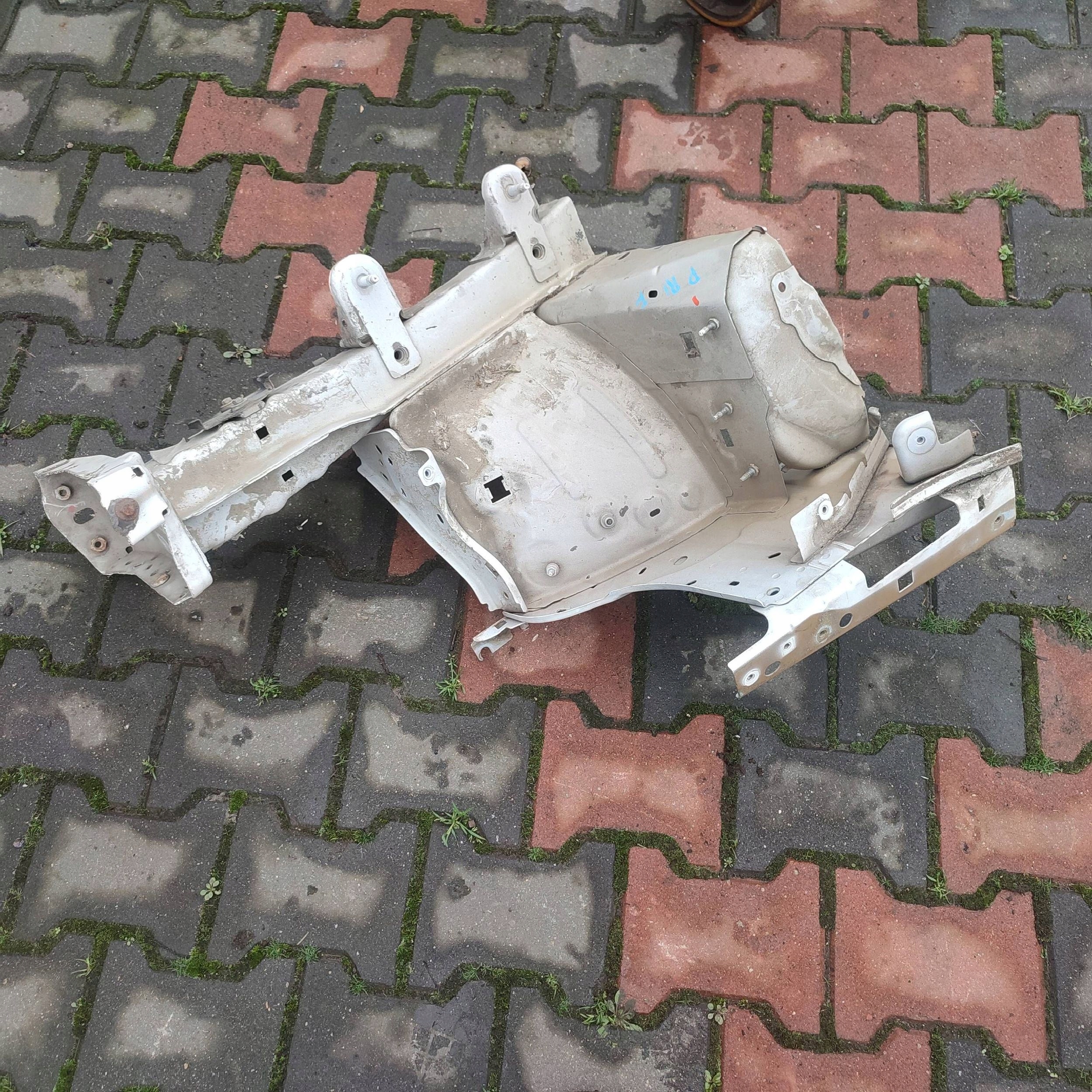 quarter front side right Peugeot Rifter