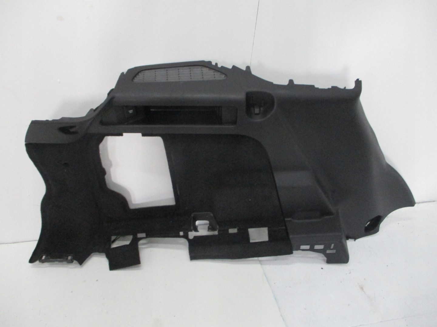 Обивка бекона багажника DISCOVERY FK72-68887-C