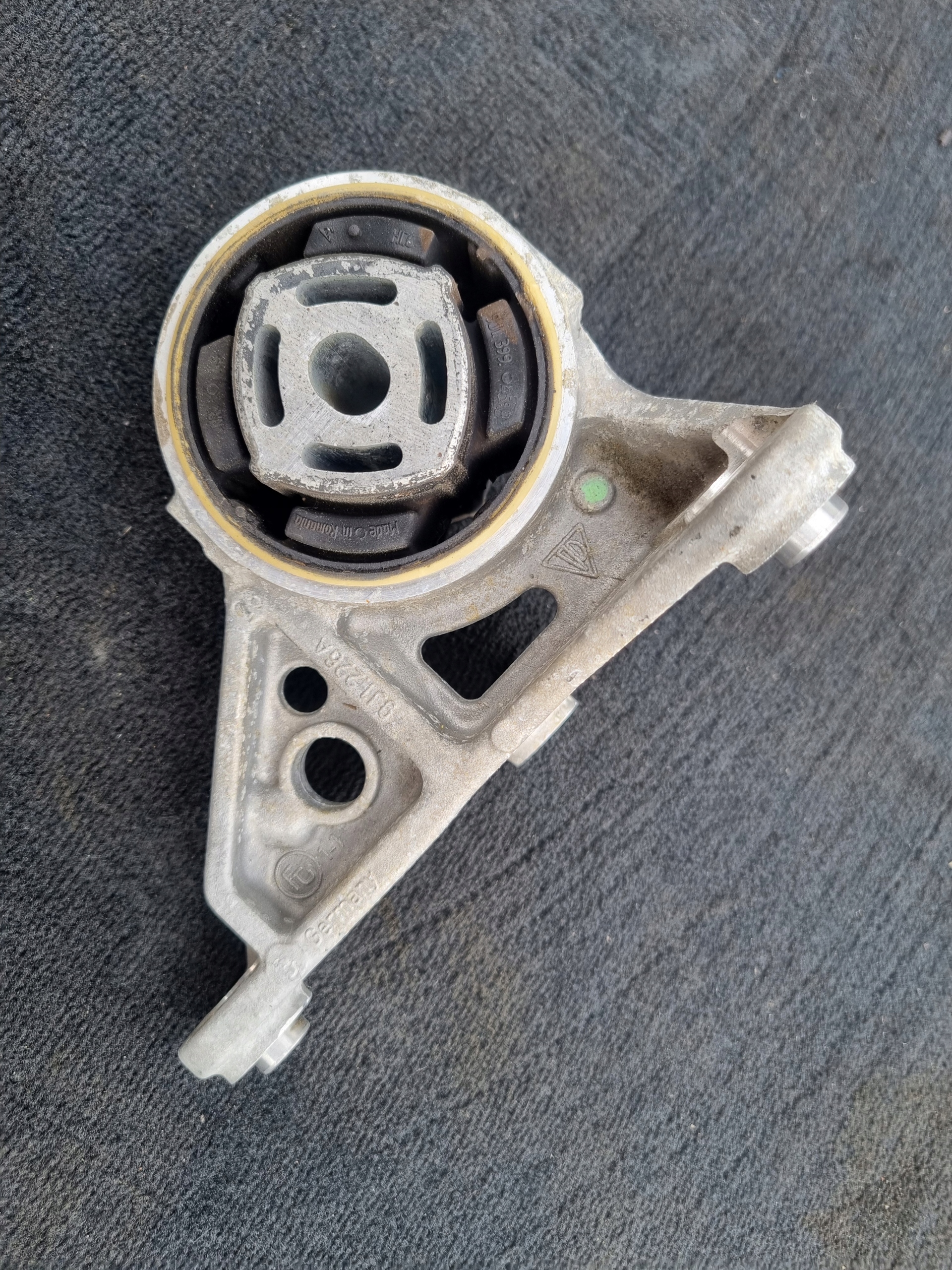 PORSCHE TAYCAN подушка Двигателя 9J1228A