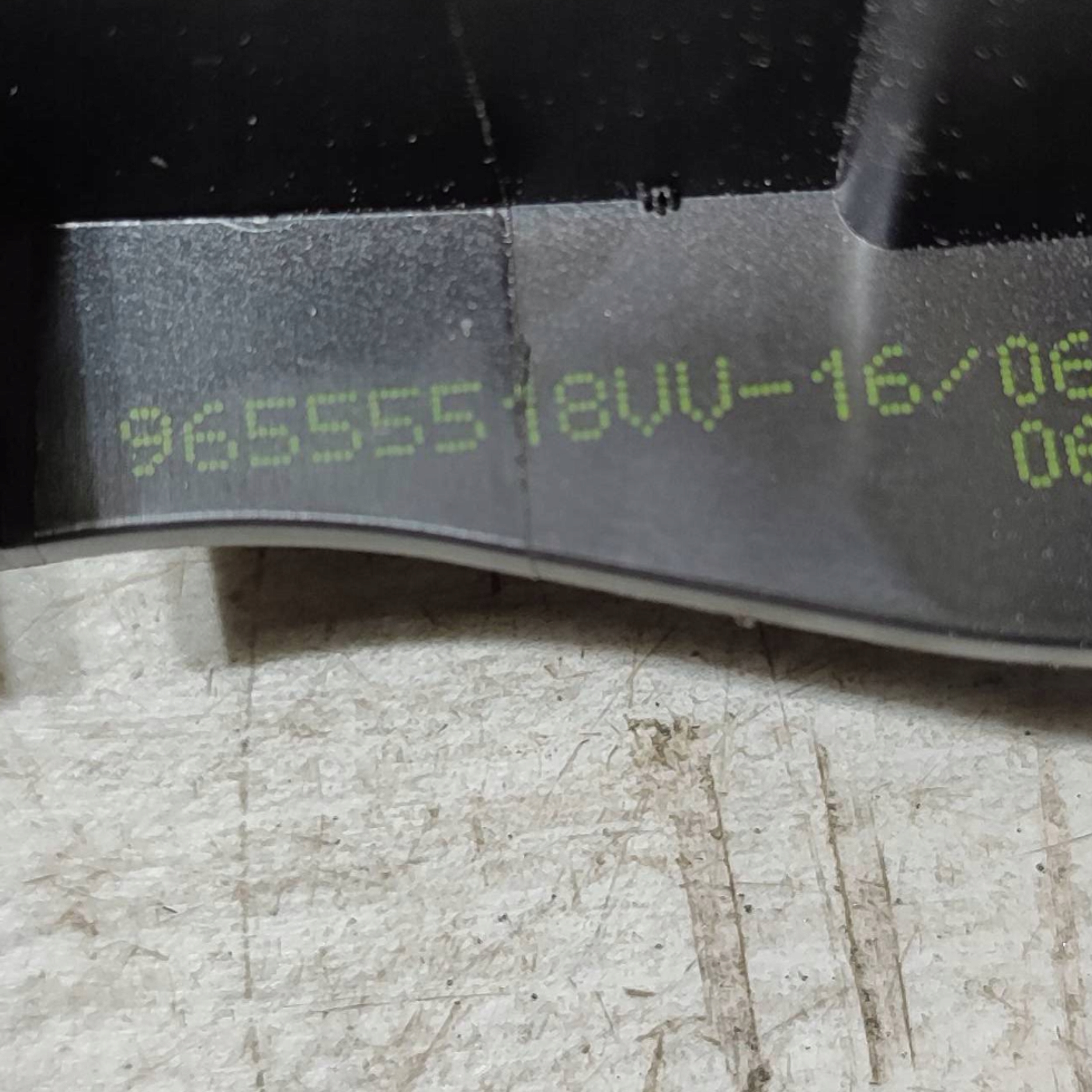Peugeot 2008 and 2018 rear part side left handle inner