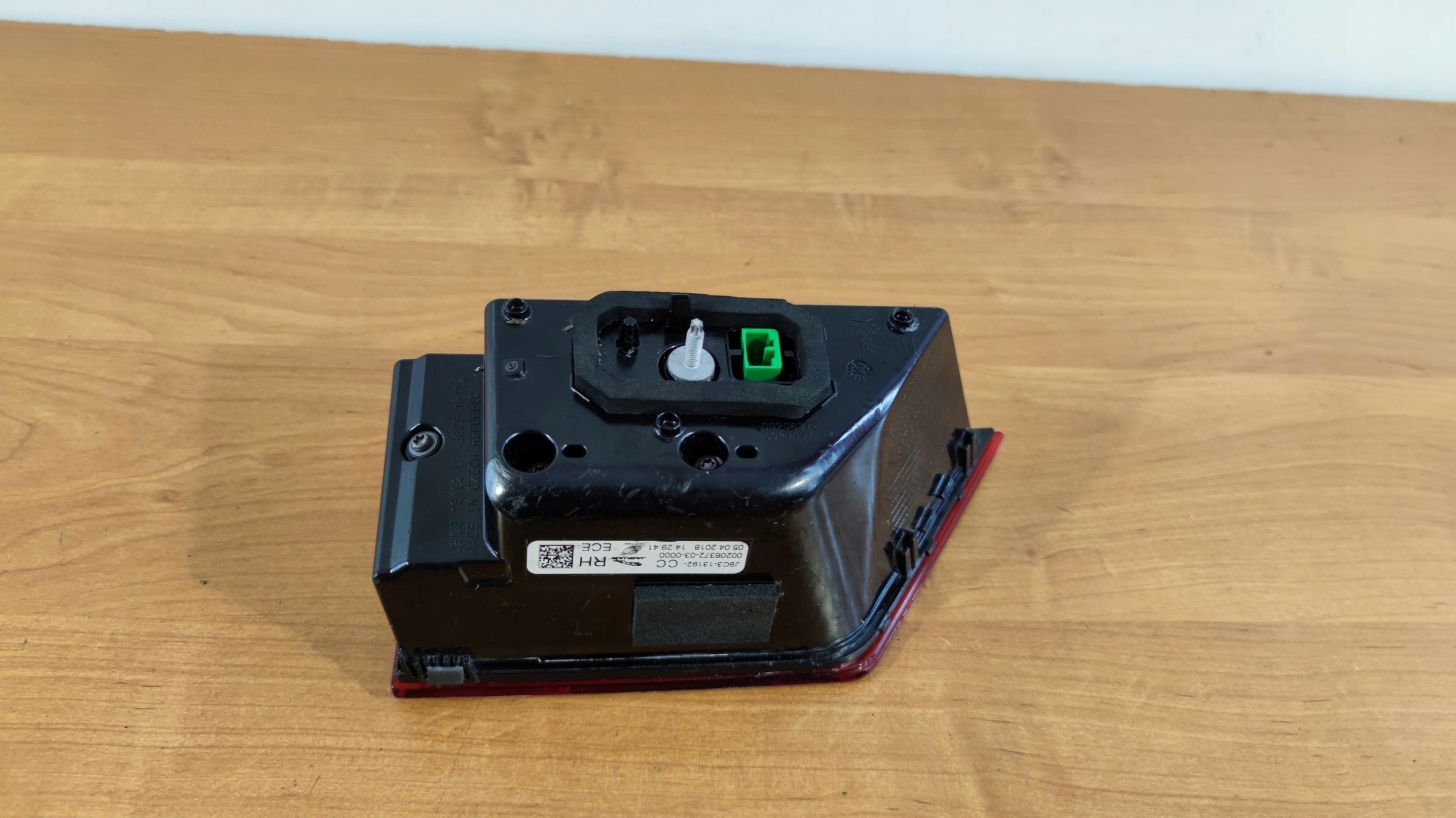 JAGUAR E-PACE right light to the bonnet rear part inner