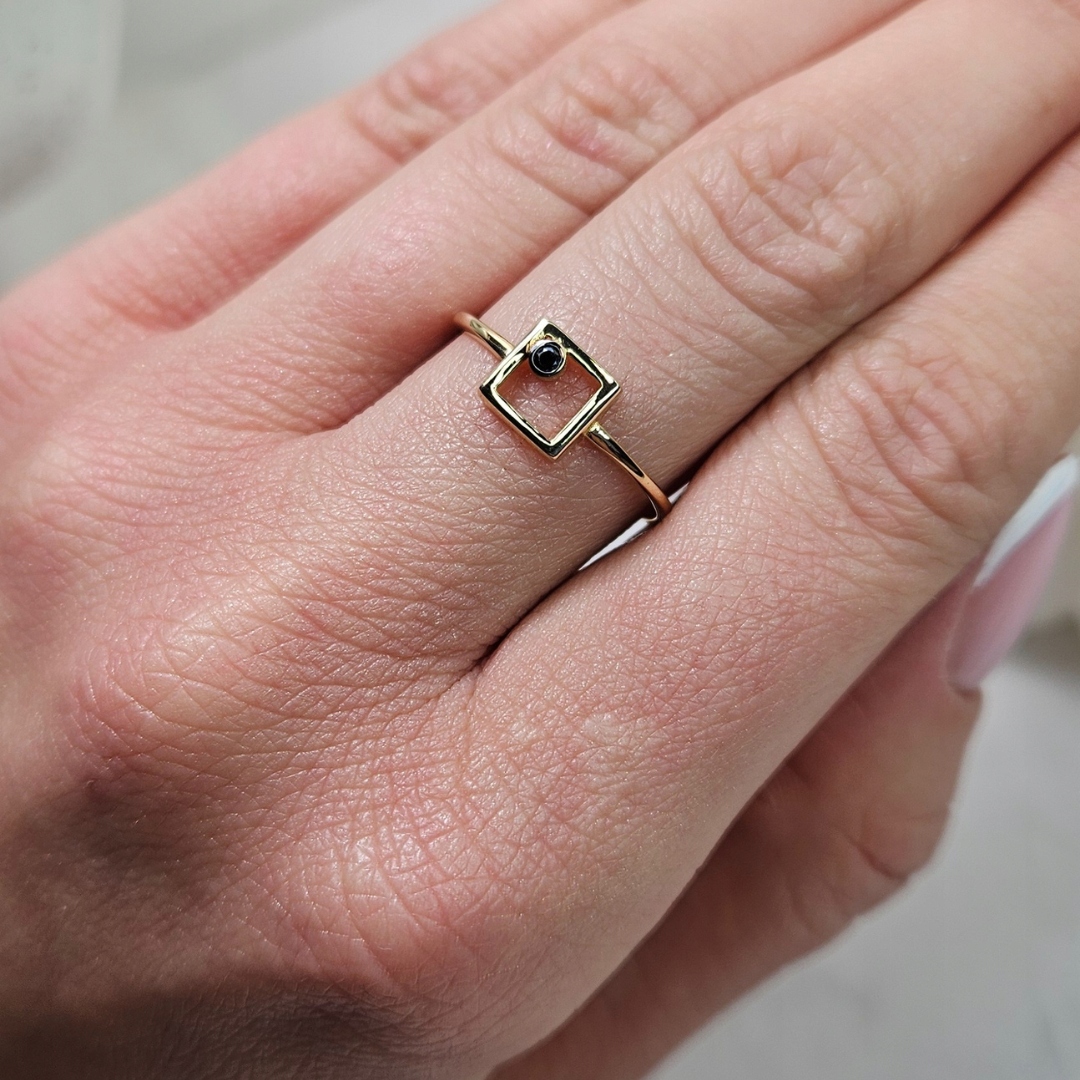 Zlatý Prstýnek S Obrysem Čtverce A Očkem 585