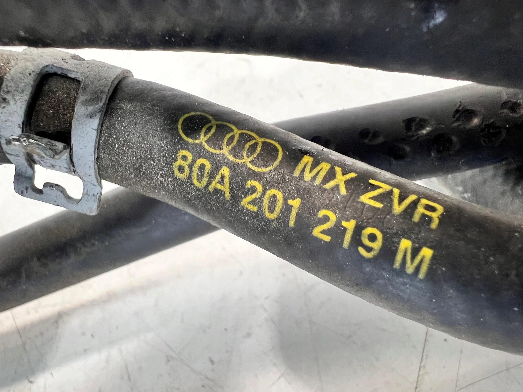 vedení hadice vody AUDI Q5 FY 80A201215AD