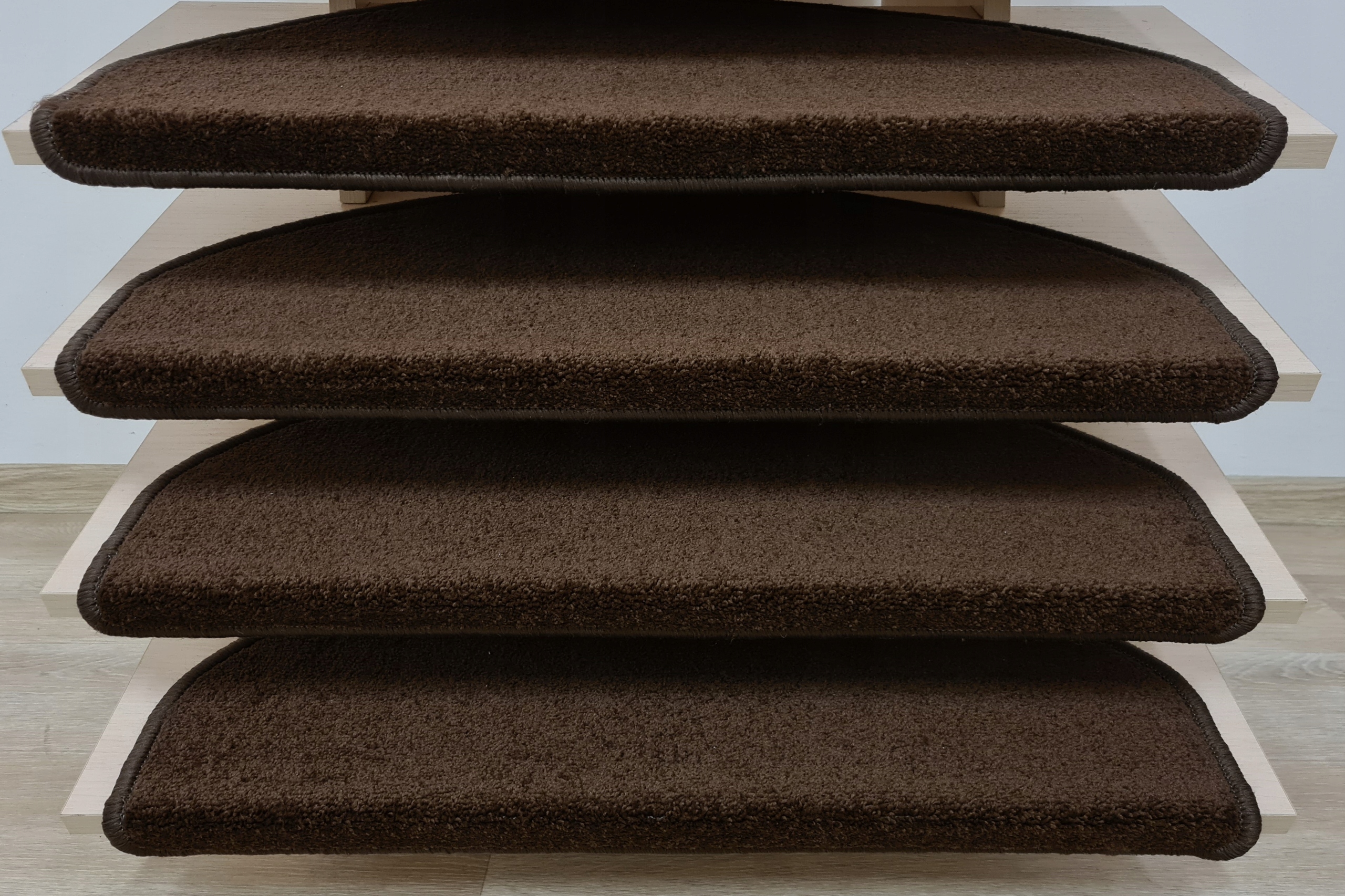 NAKŁADKI NA SCHODY GRUBE DYWANIKI TREPY DYWANOWE NA FILCU WYKŁADZINA Kod producenta NAKŁADKI NA SCHODY DYWANIKI CHODNICZKI