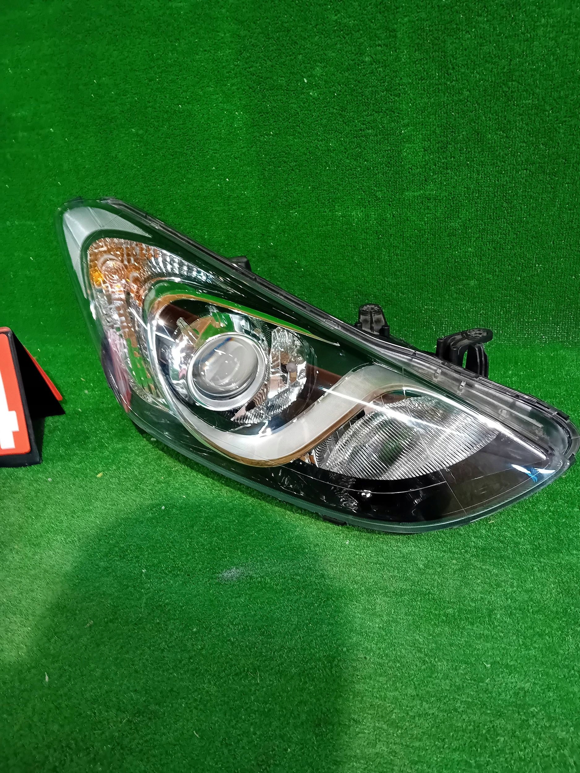 REFLEKTOR right front HYUNDAI I30 II 2011