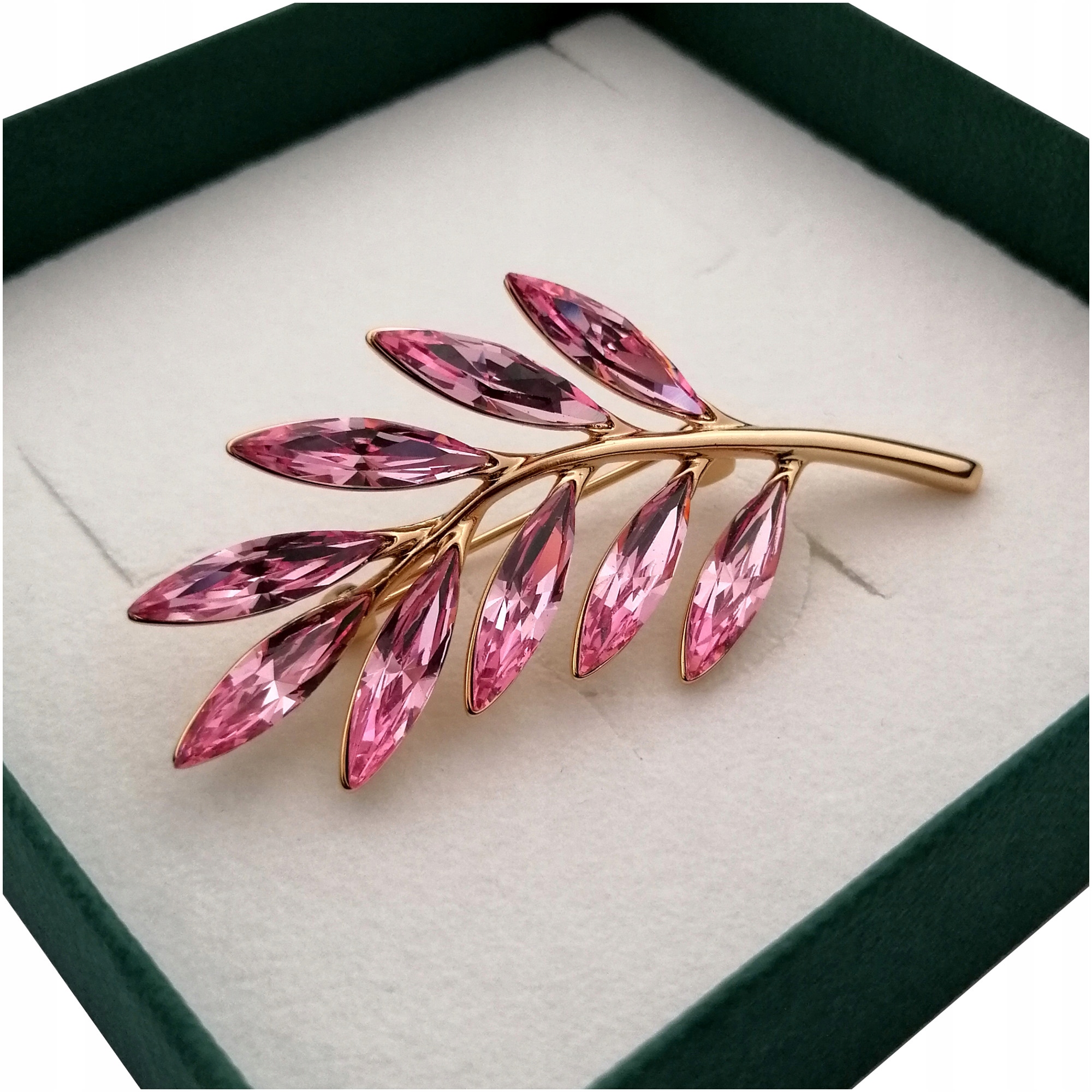 

Złota Broszka Rose Crystal Grawer 18K