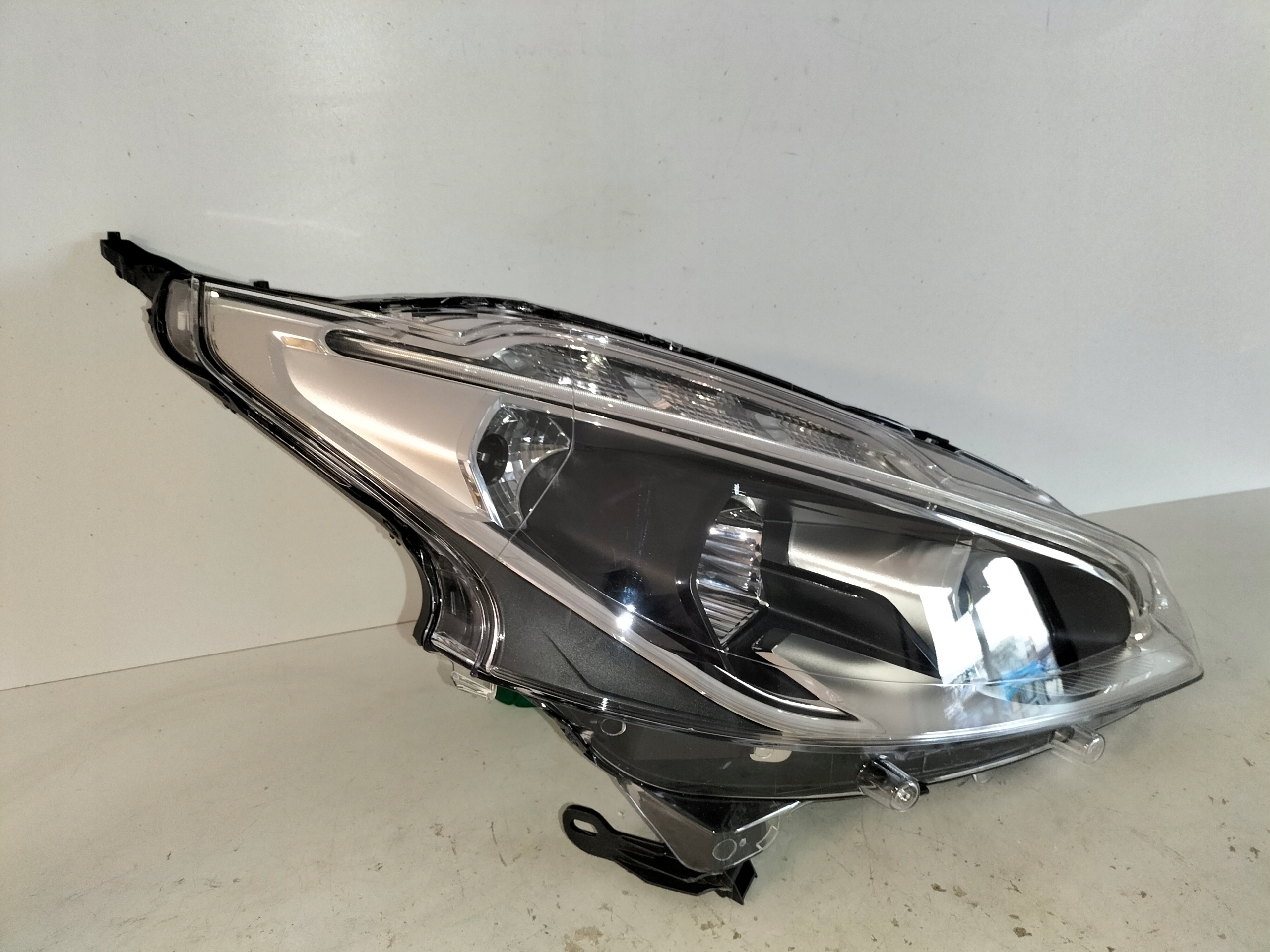 light front reflektor right PEUGEOT 208 LIFT 15-19