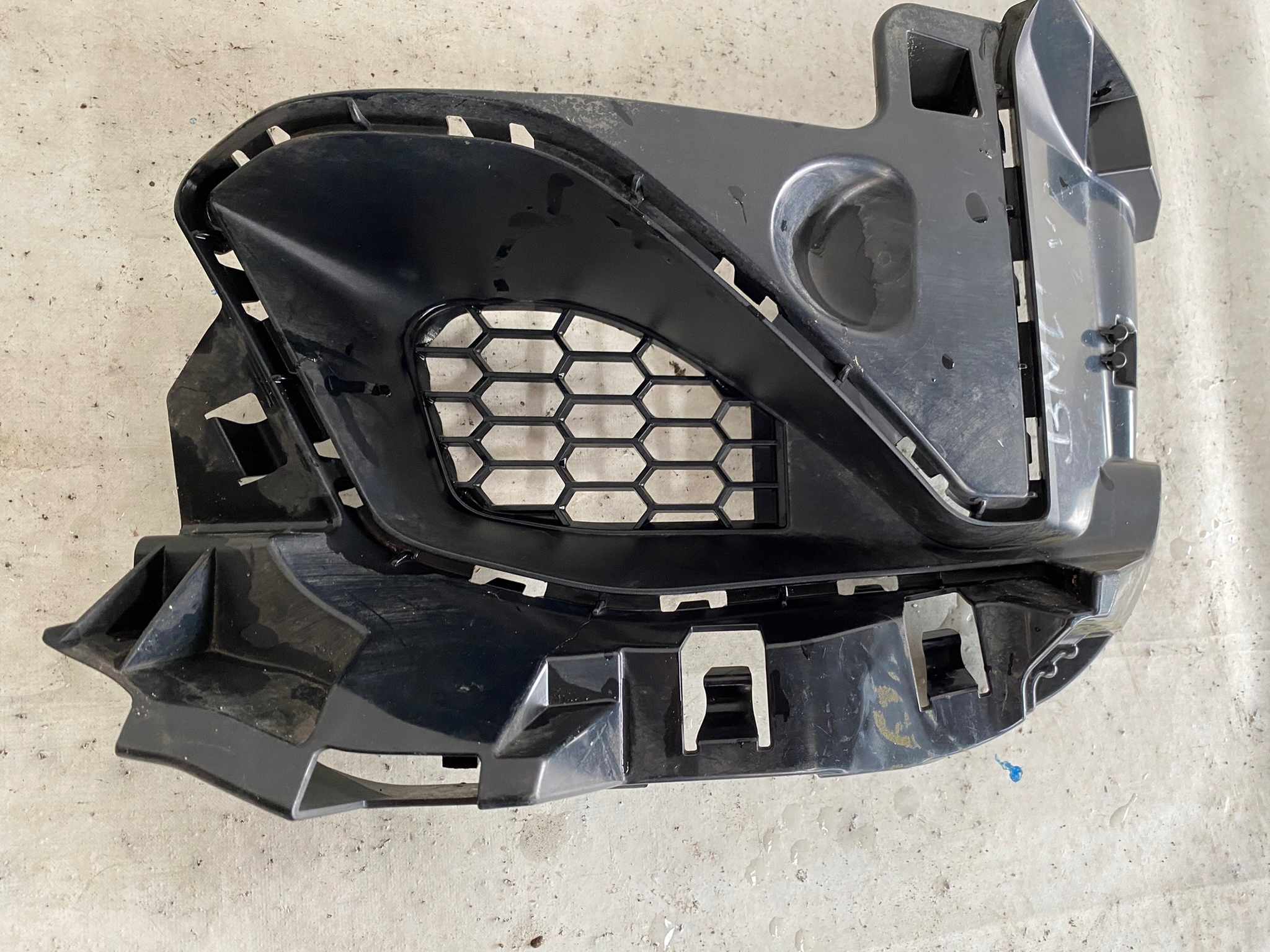 BMW M2 F87 13- grid of a bumper front left 8067021
