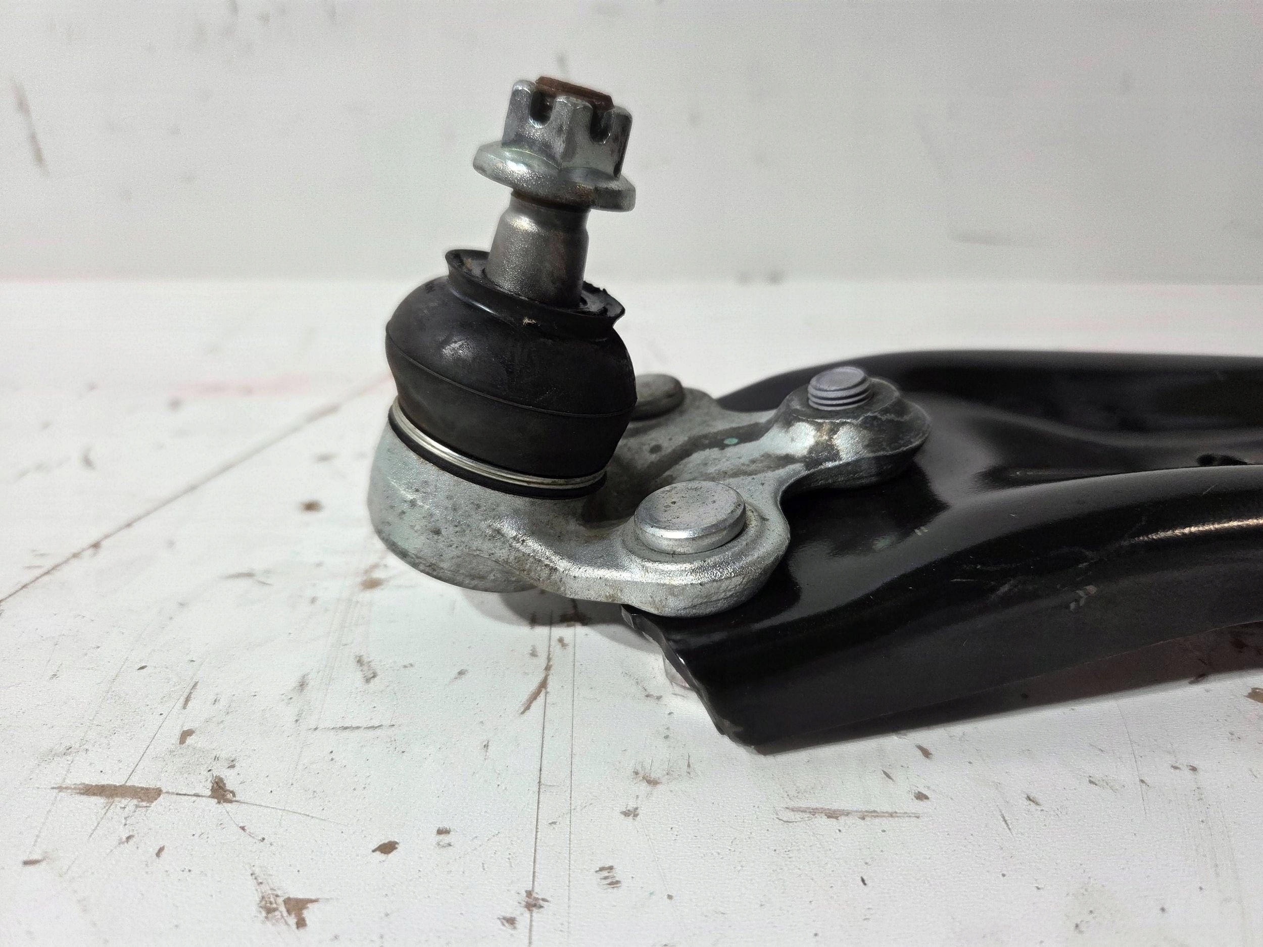 Toyota Yaris IV XP210 arm front left (Q698)