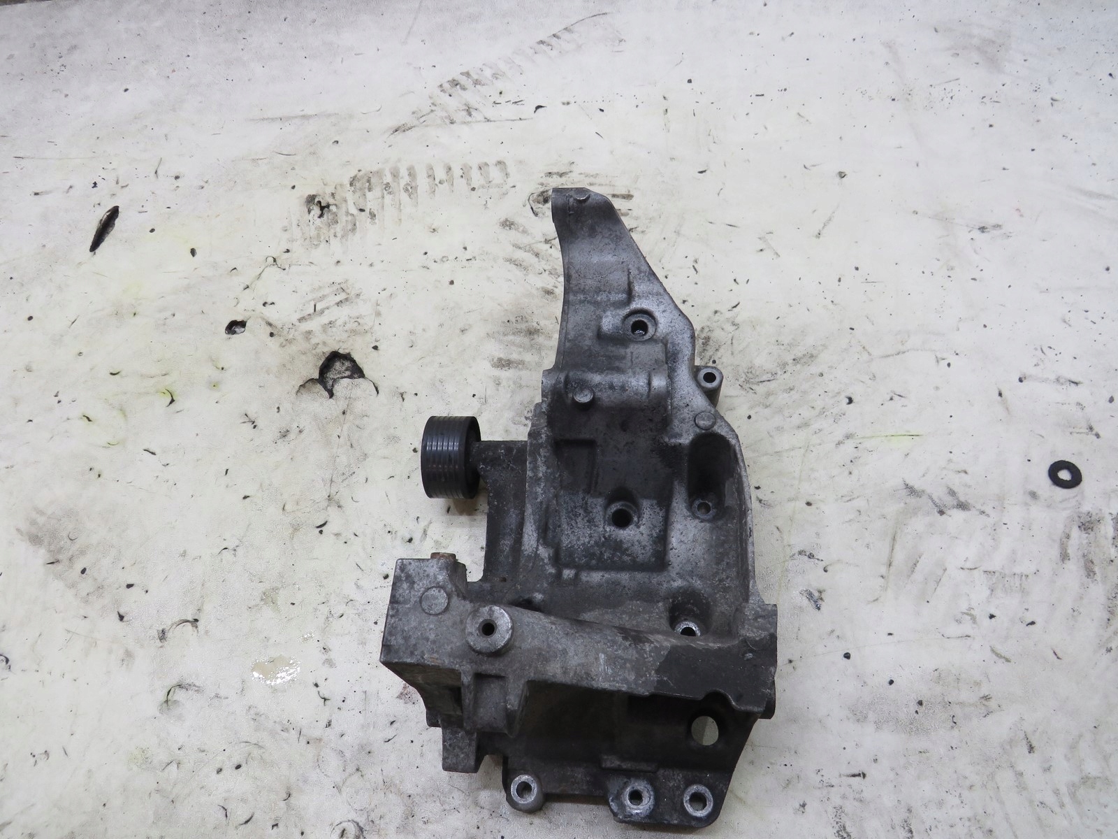 лапа основа генератора 2.0d BMW X1 E84 13807410