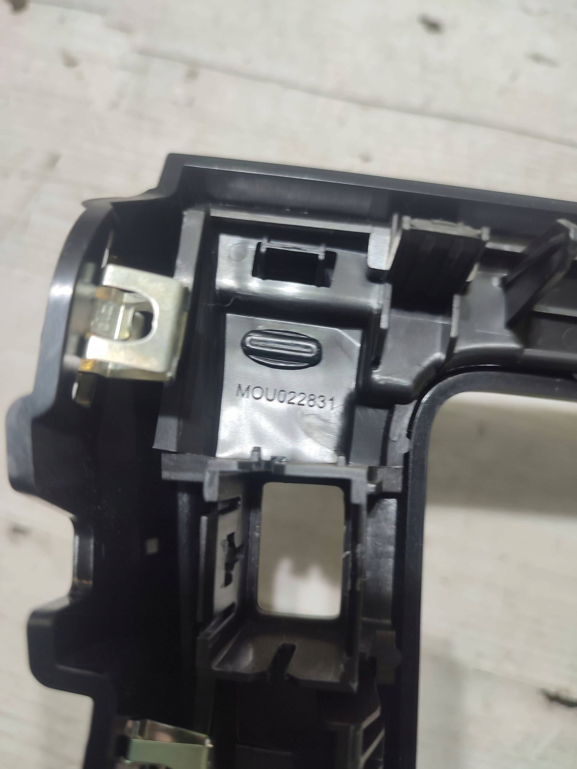 Peugeot 2008 II 2020 frame tunelu srodkowego