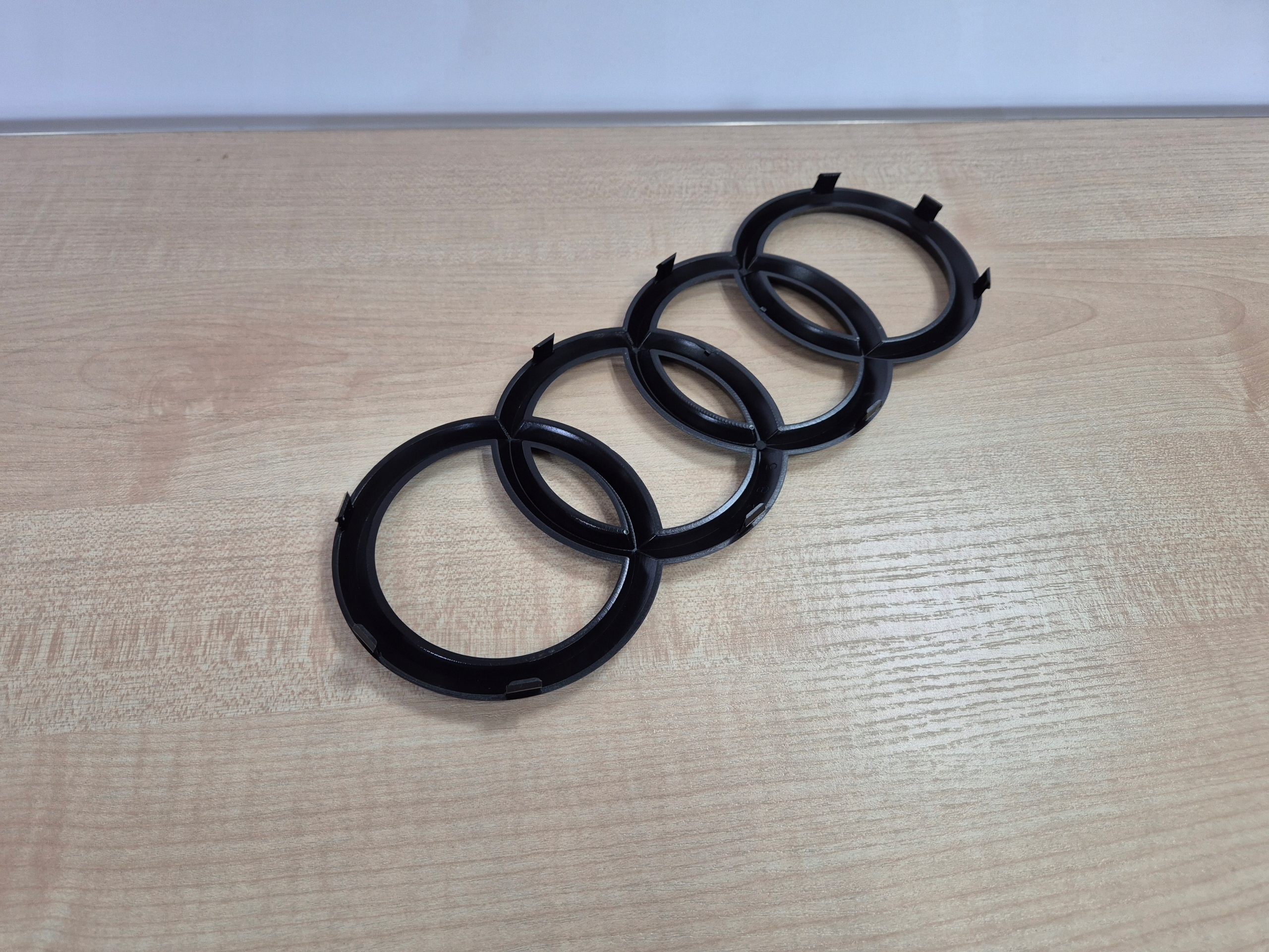 EMBLEMAT ZNACZEK NA PRZÓD Audi A6 A7/Q3/Q5 / Q7 CZARNY POŁYSK 285x100MM Marka Audi