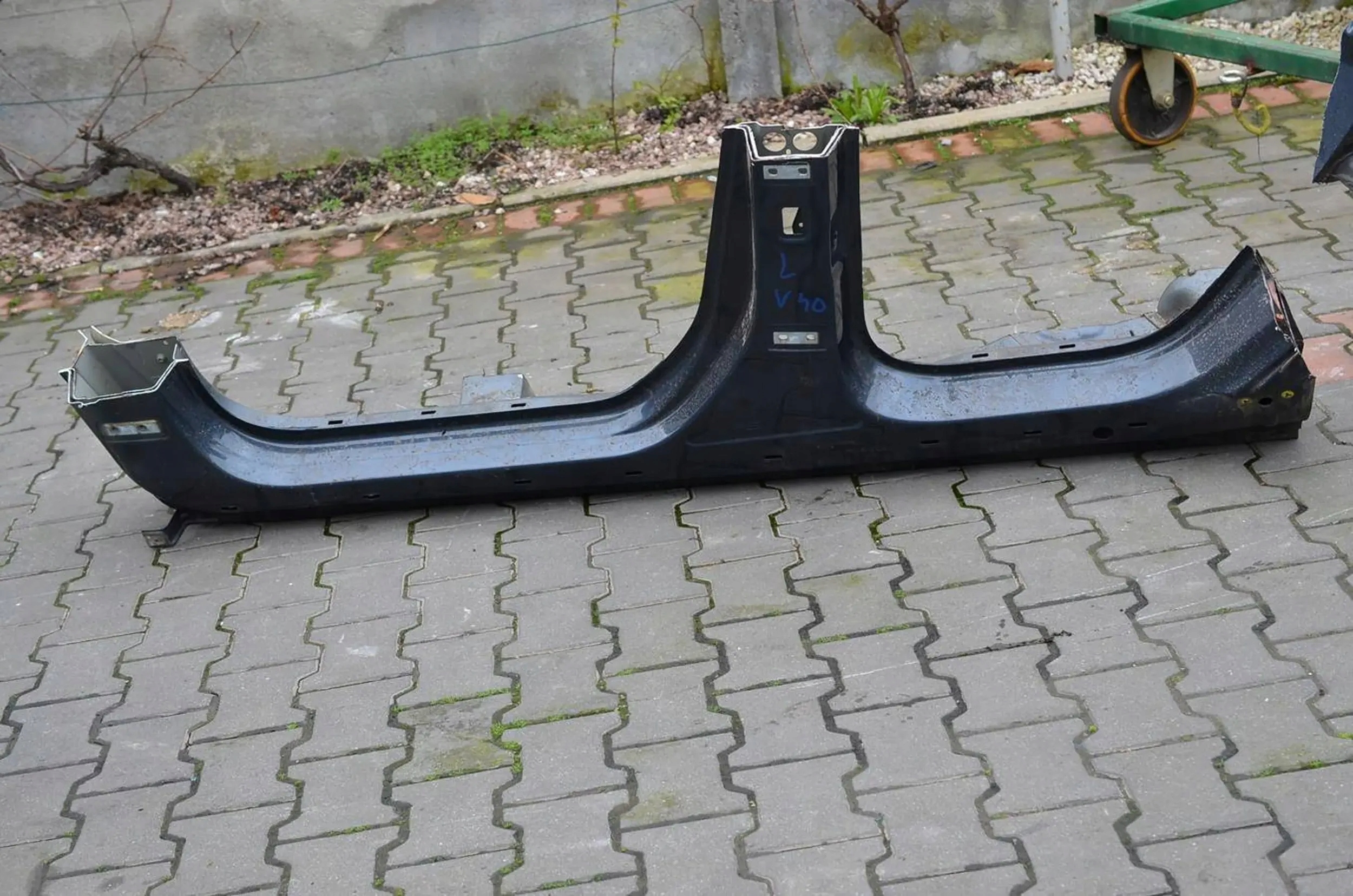 Volvo V40 2017 left side threshold pillar