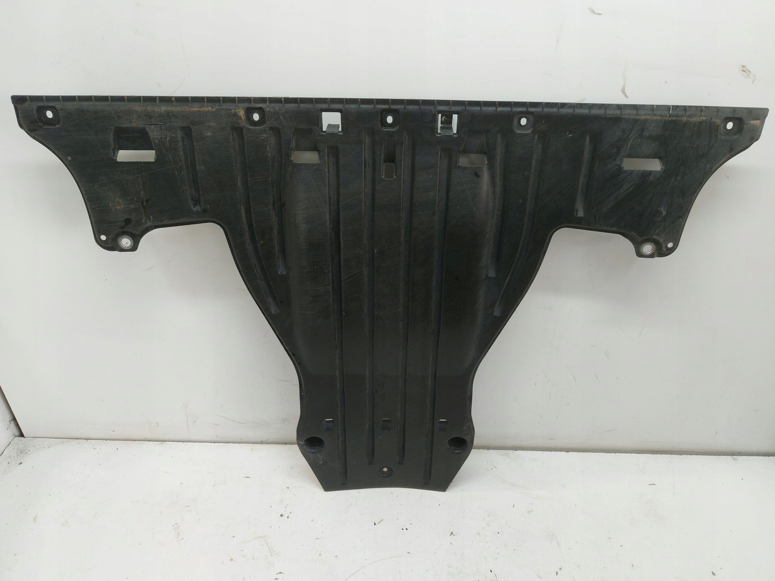 Audi Q4 40 E-TRON fedél fedél alváz dolna far hátso 1ea825102d