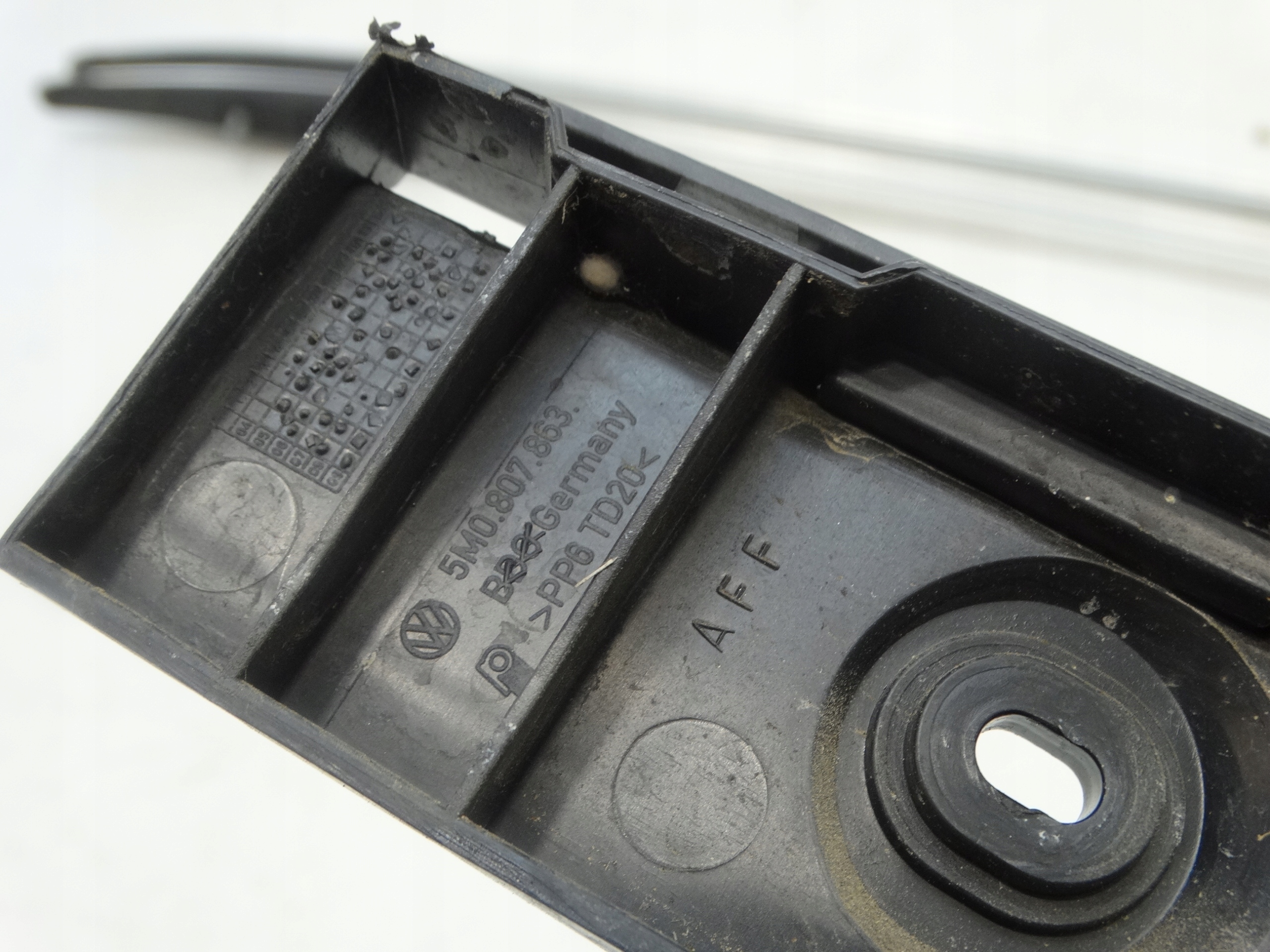 support central of a bumper rear part VOLKSWAGEN GOLF VI plus 5M0807863