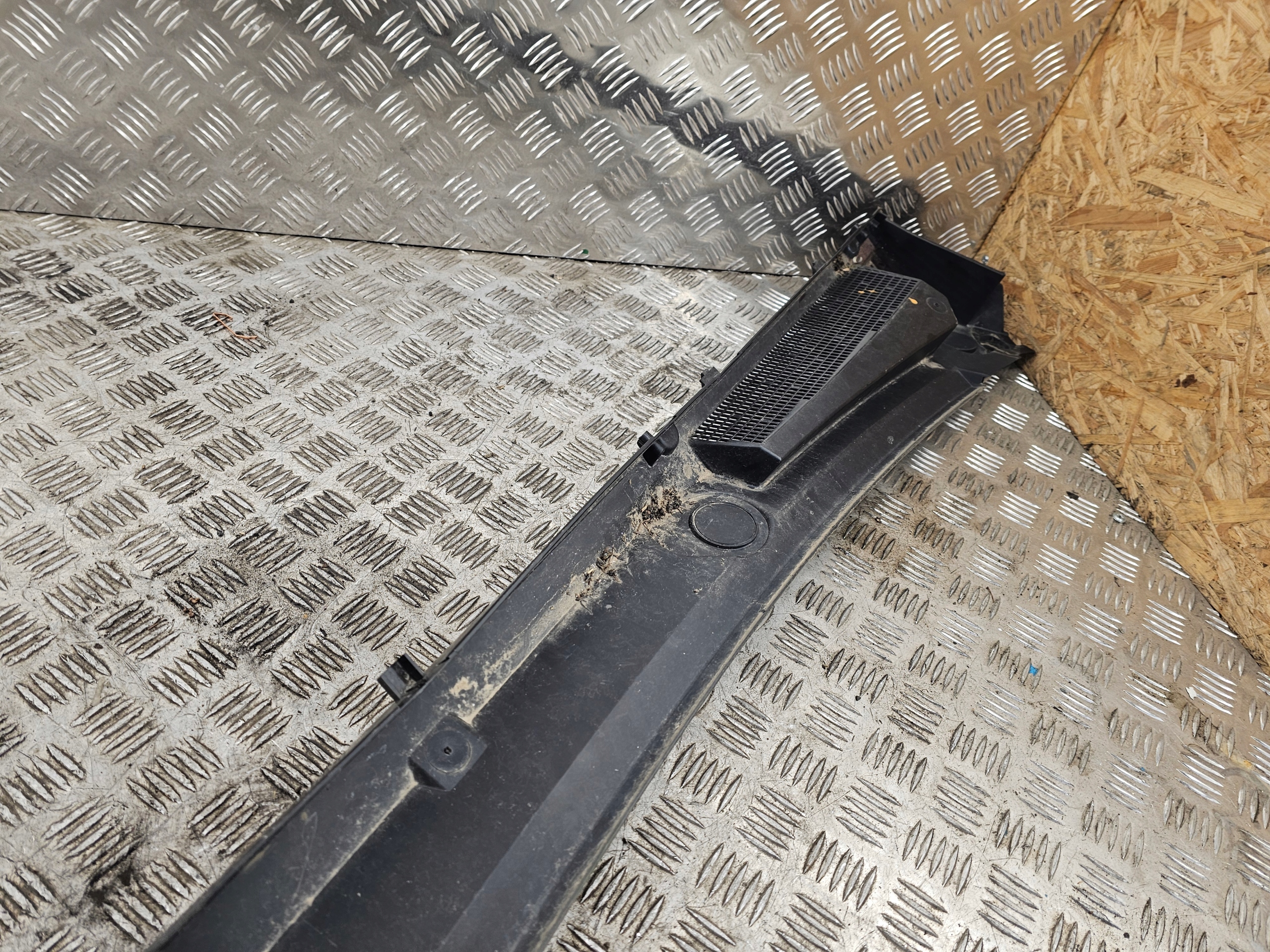 plastic of wipers torpedo RENAULT TRAFIC III 100808A0