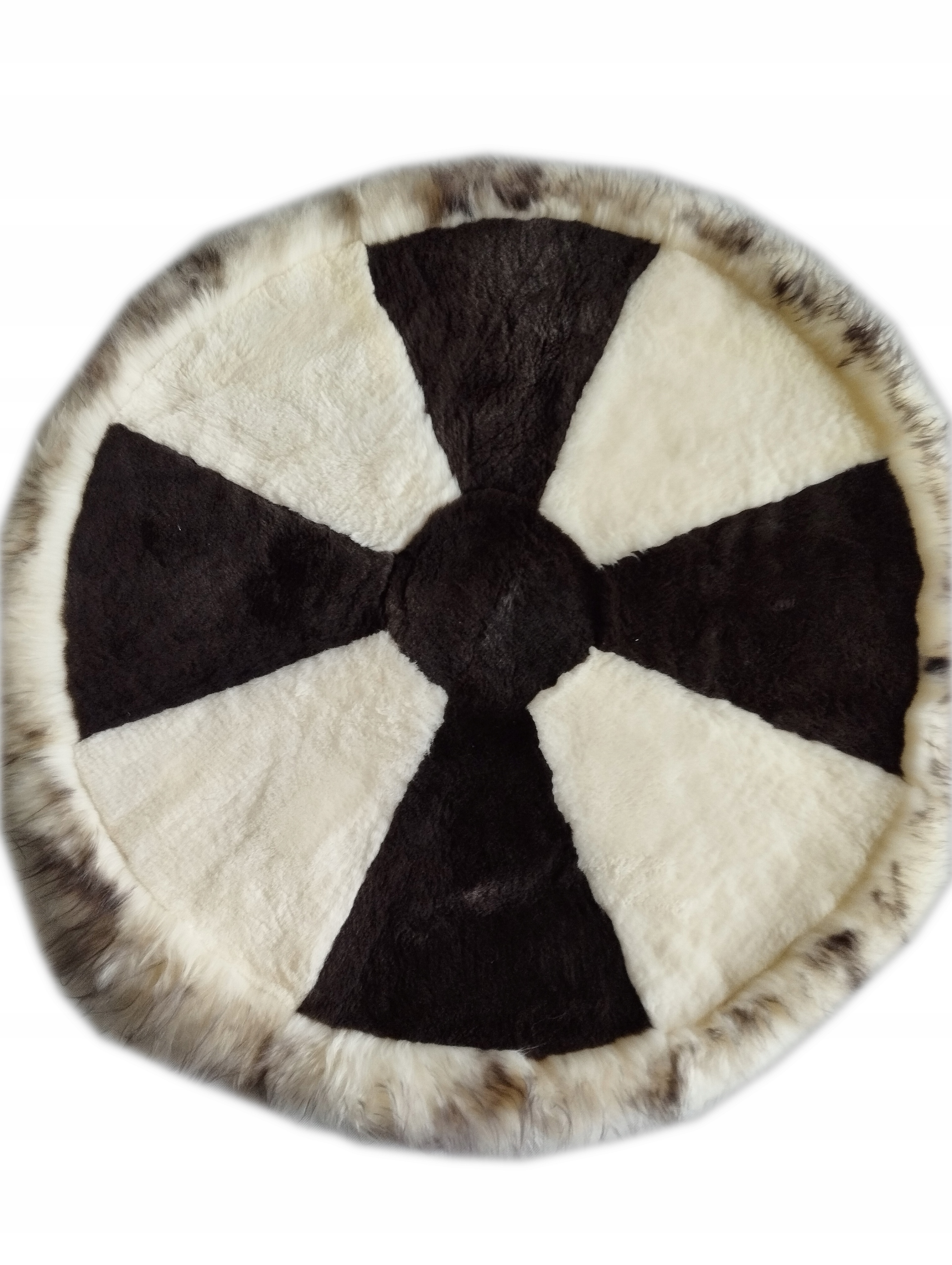 Dekoračný koberec z prírodnej ovčej kože – bielo-hnedý