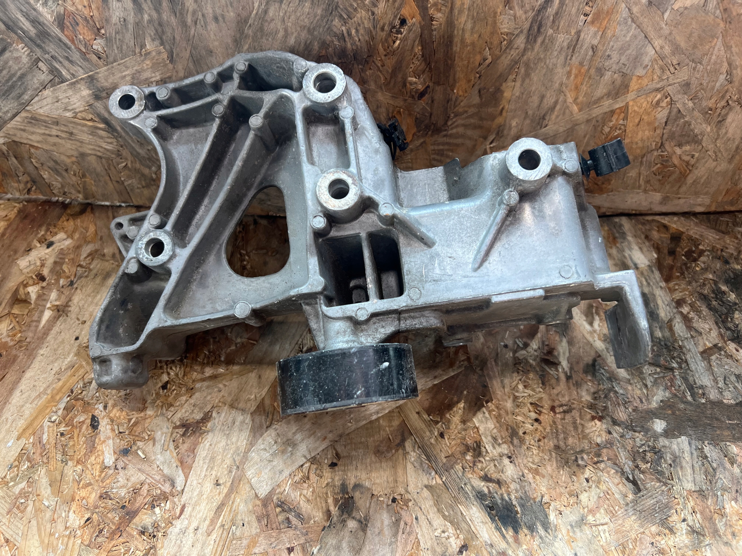 FREEMONT JOURNEY 2.0JTDM holder bracket alternator 04627138AA