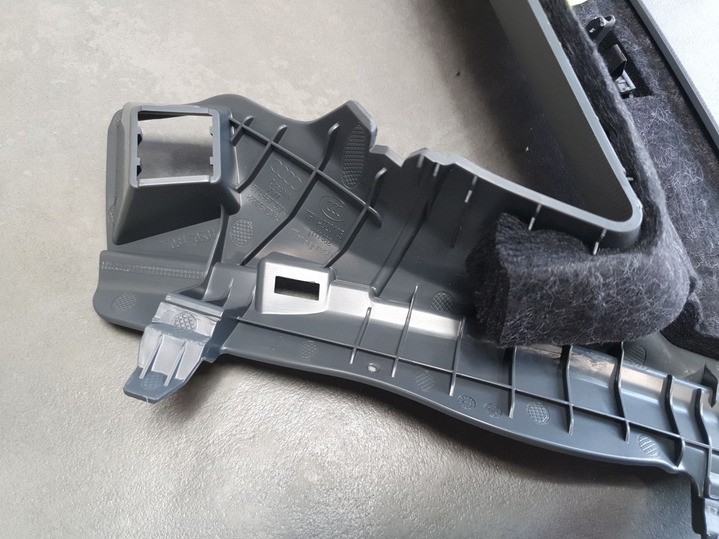 Audi A3 8Y hb cover slupka C left 8Y4867287A
