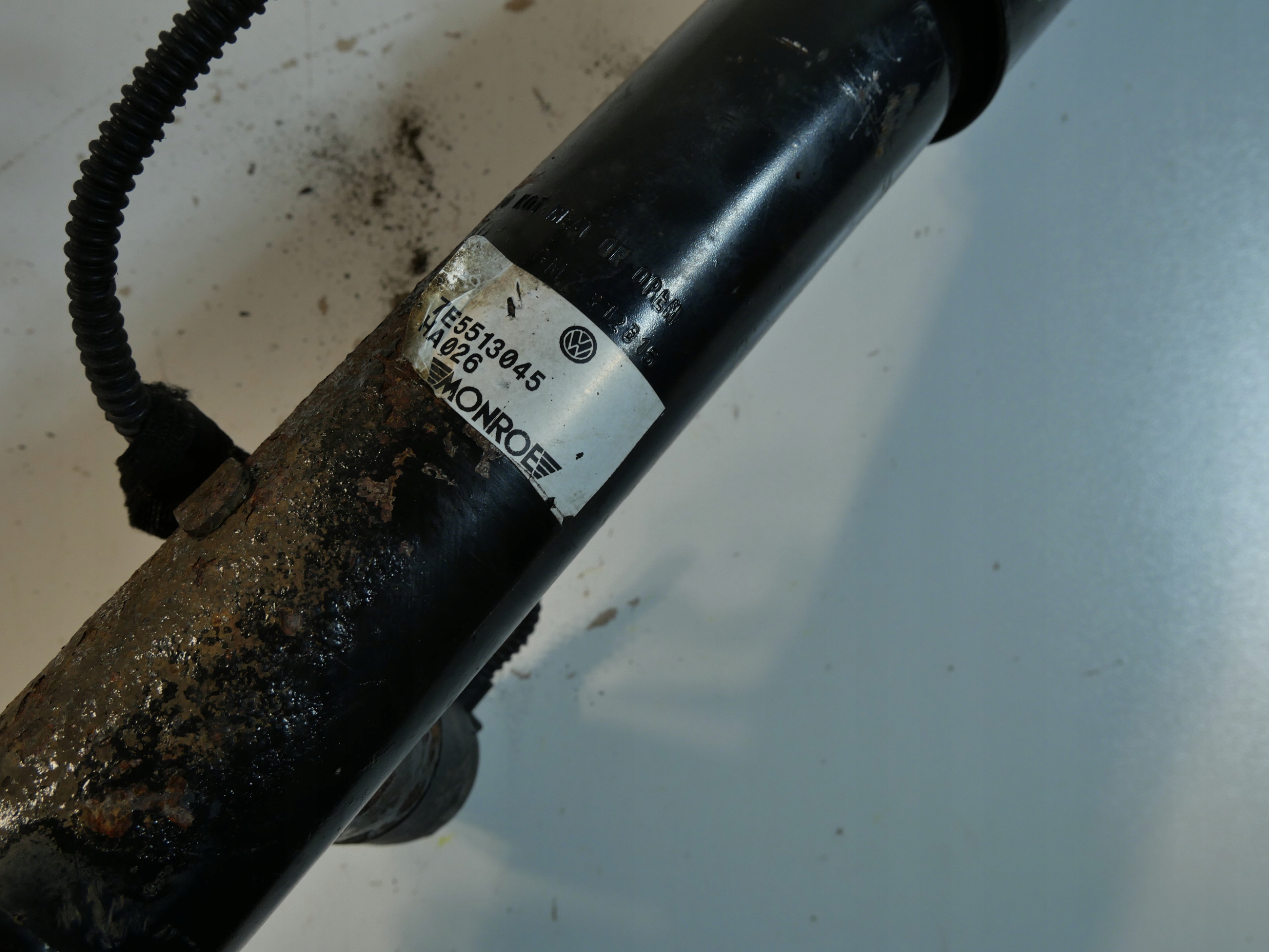 VW T6 amortizer aktywny 7E5513045