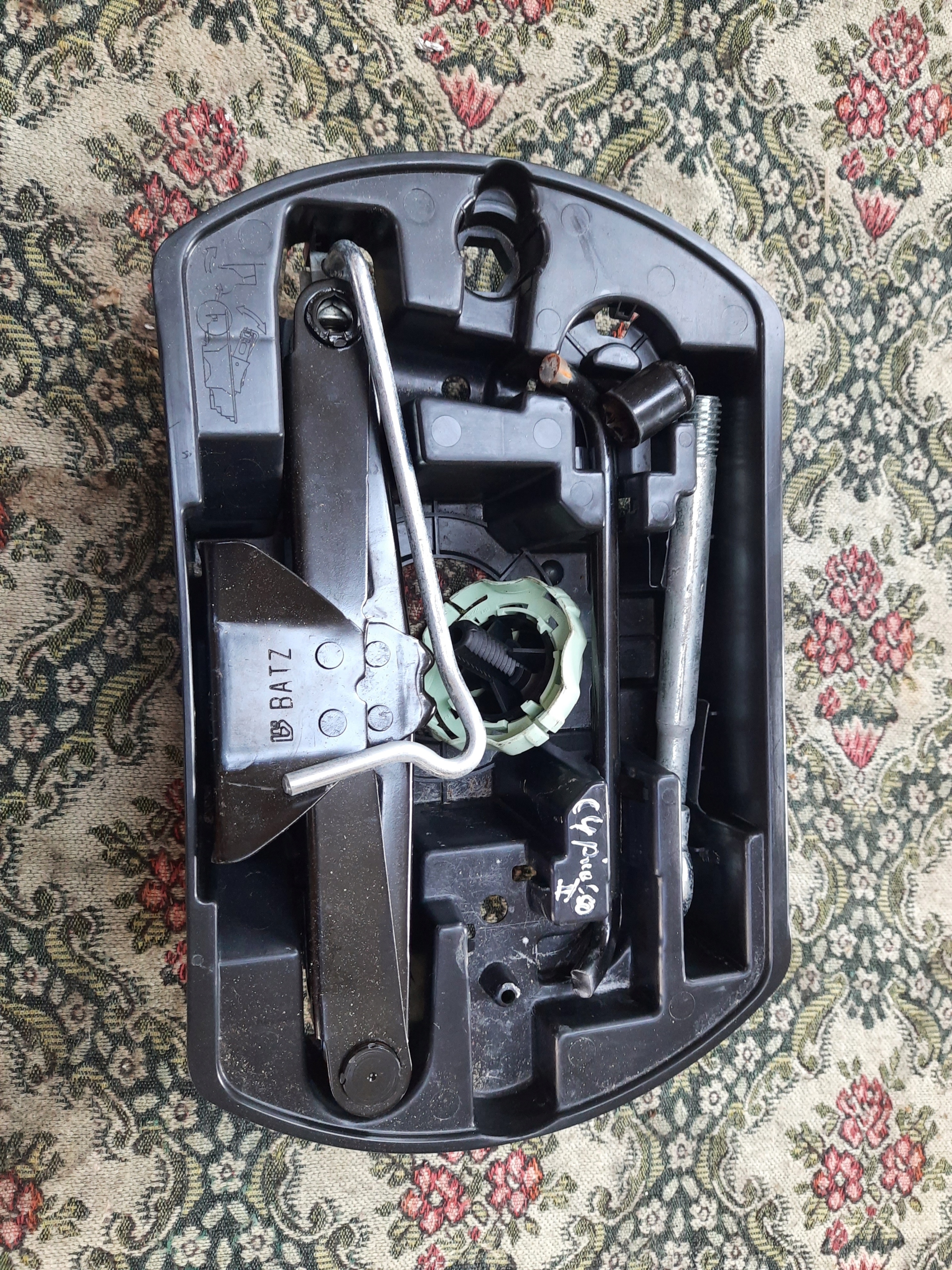 9805820580 - Citroen C4 Пикассо домкрат ключ ремонтный комплект