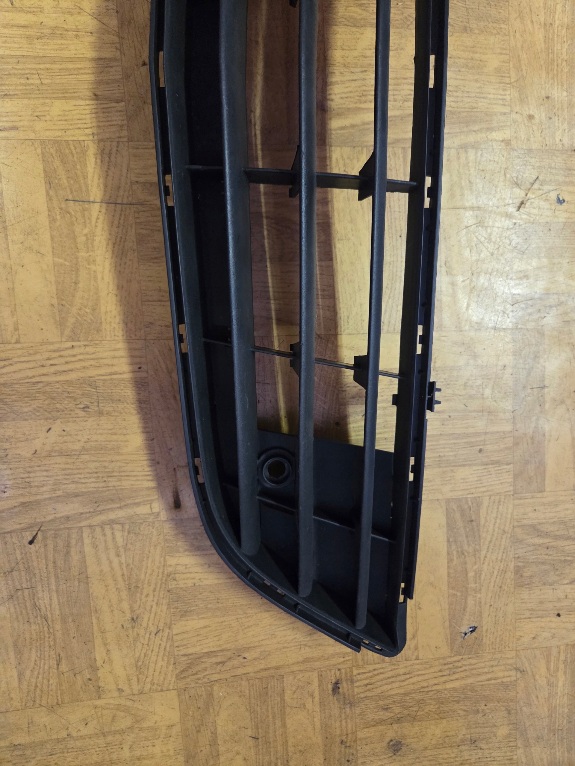 grid of a bumper front central OPEL CORSA D 13179958