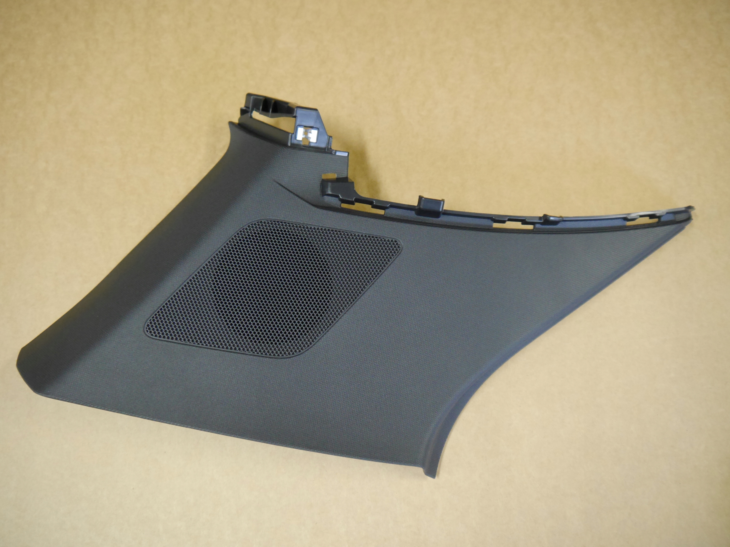 AUDI Q3 83A крышка обшивка стойки 83A867245