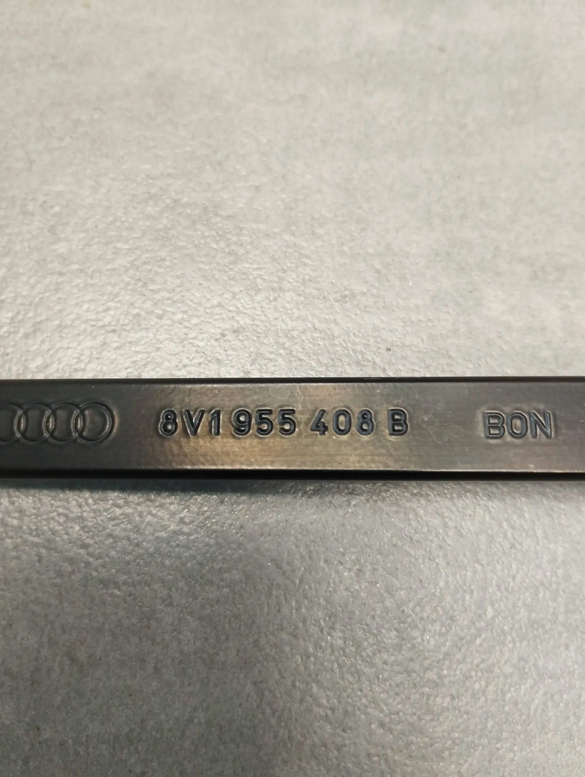 Audi A3 8V wiper arm right 8V1955408B