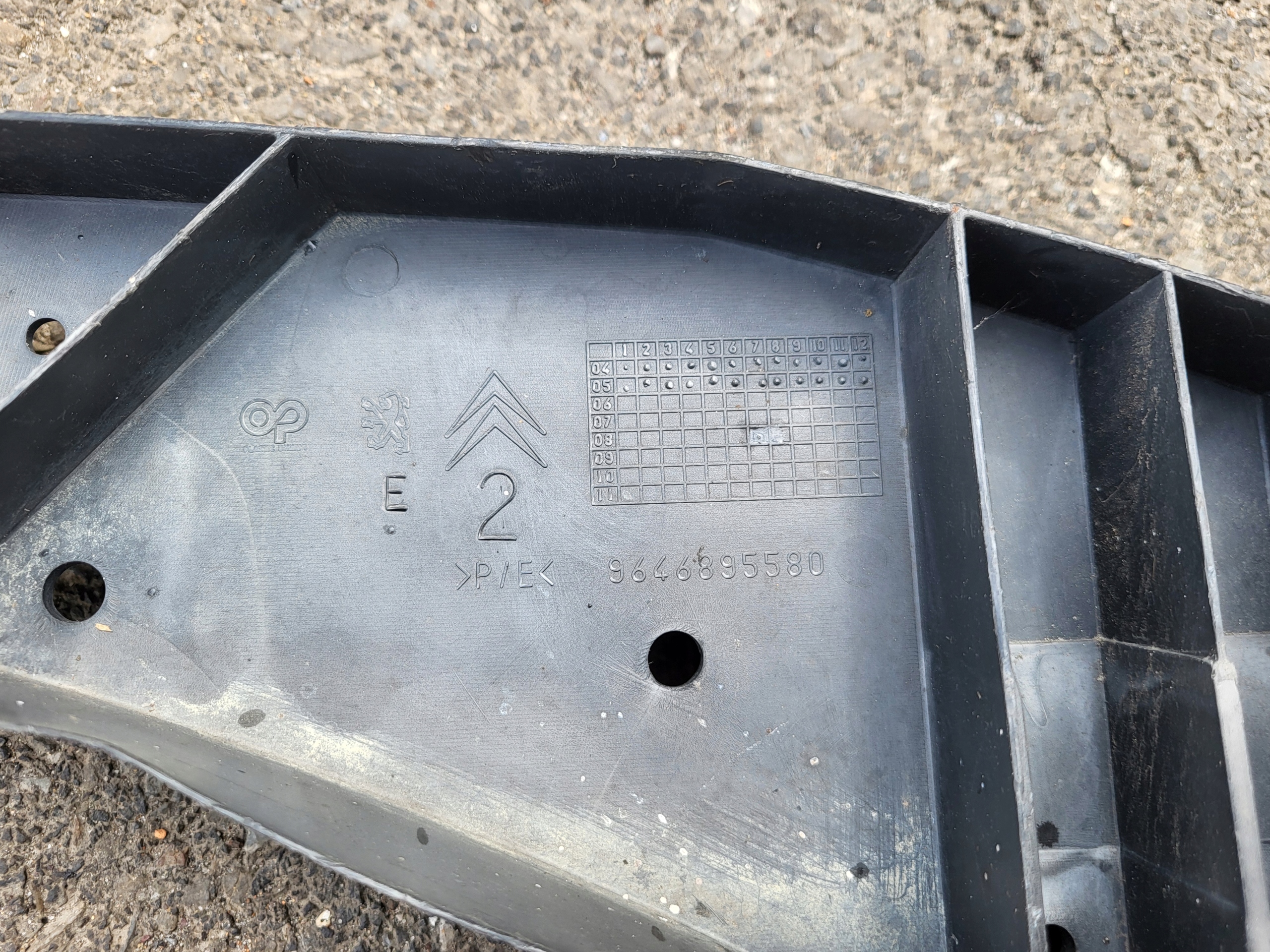 sider pillar iron of a bumper front CITROEN C4 OE 9646895580