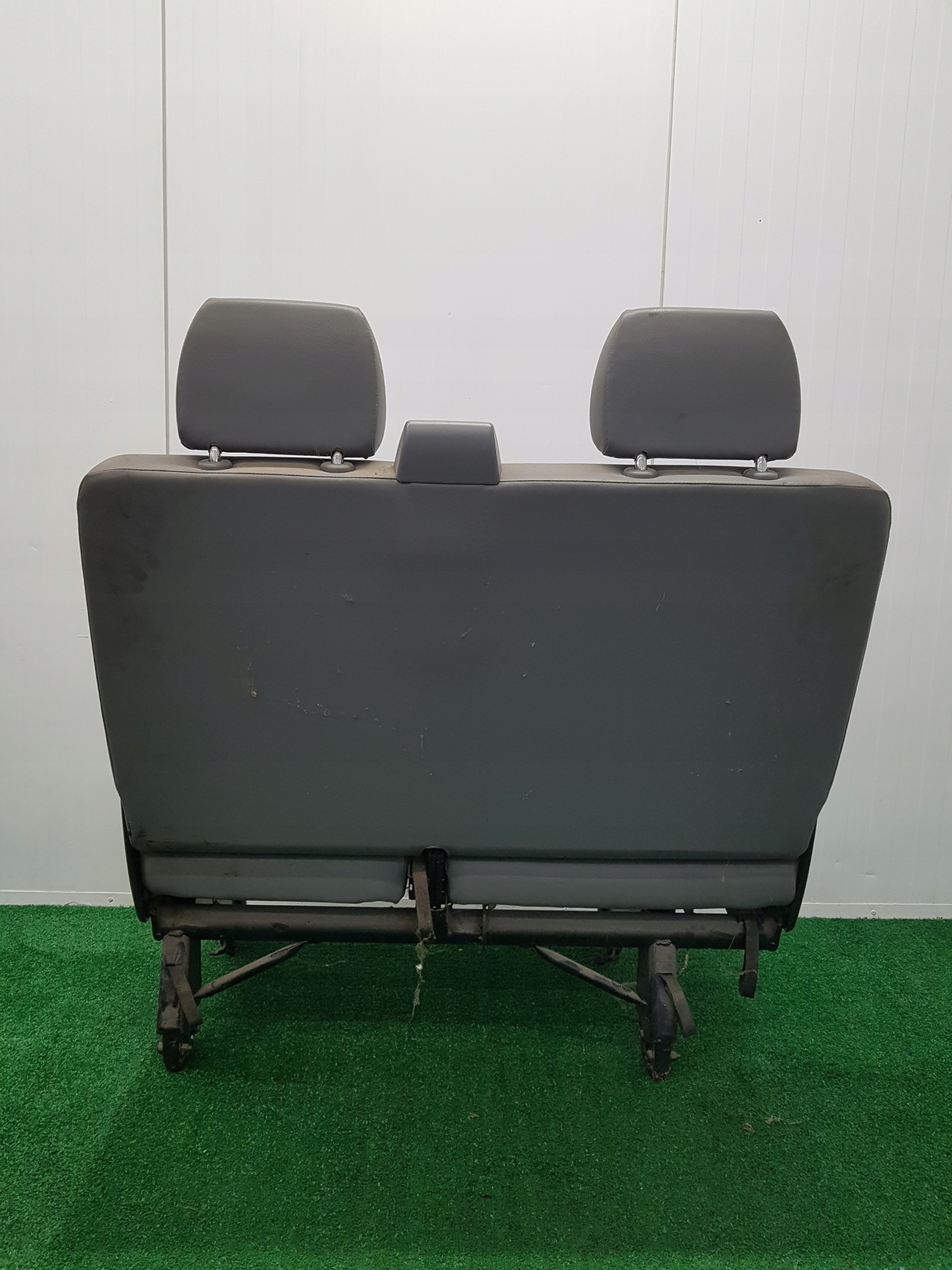 seat rear right side VOLKSWAGEN T5