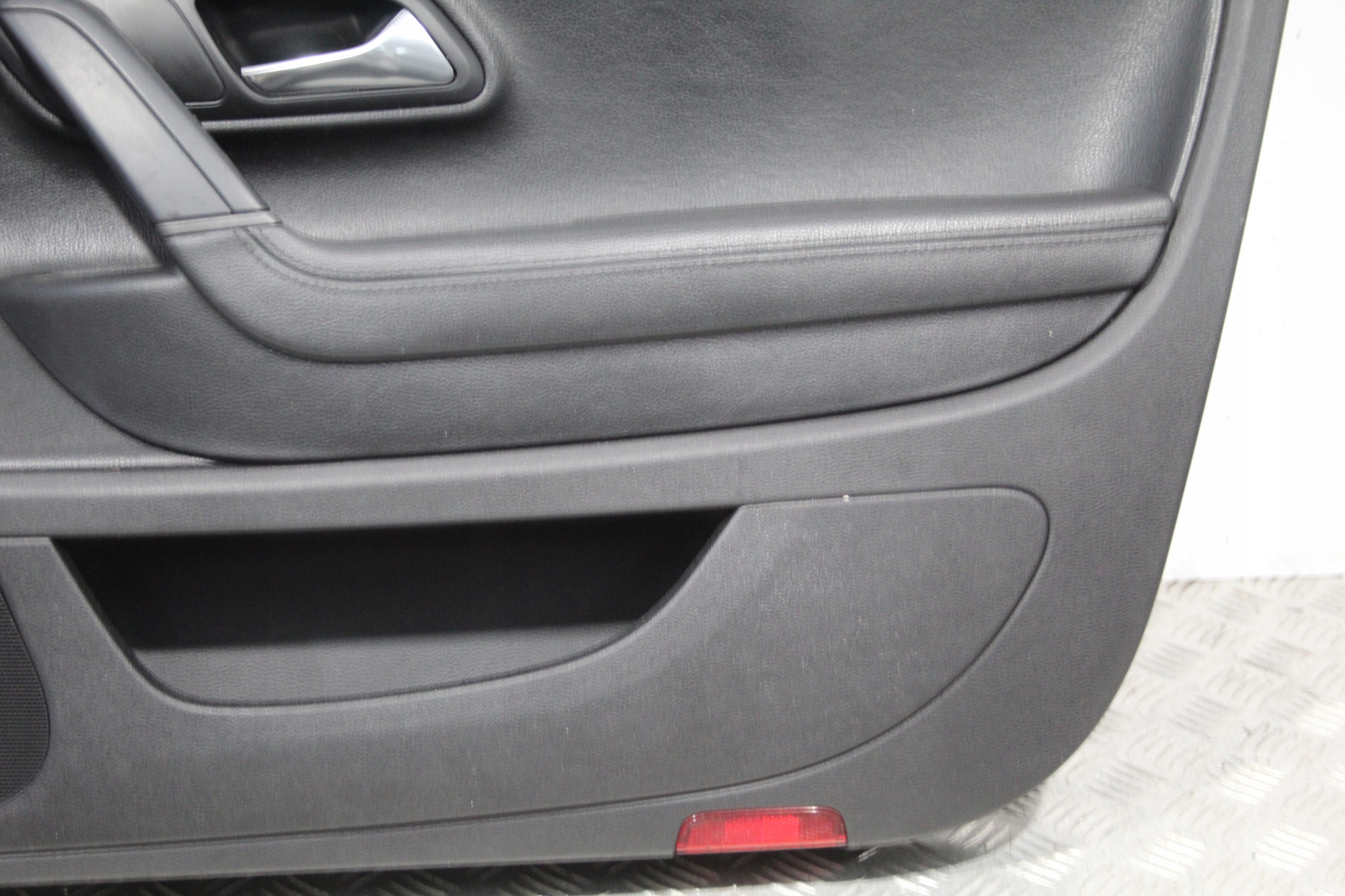 дверные карты правый передний vw Passat CC 3C8