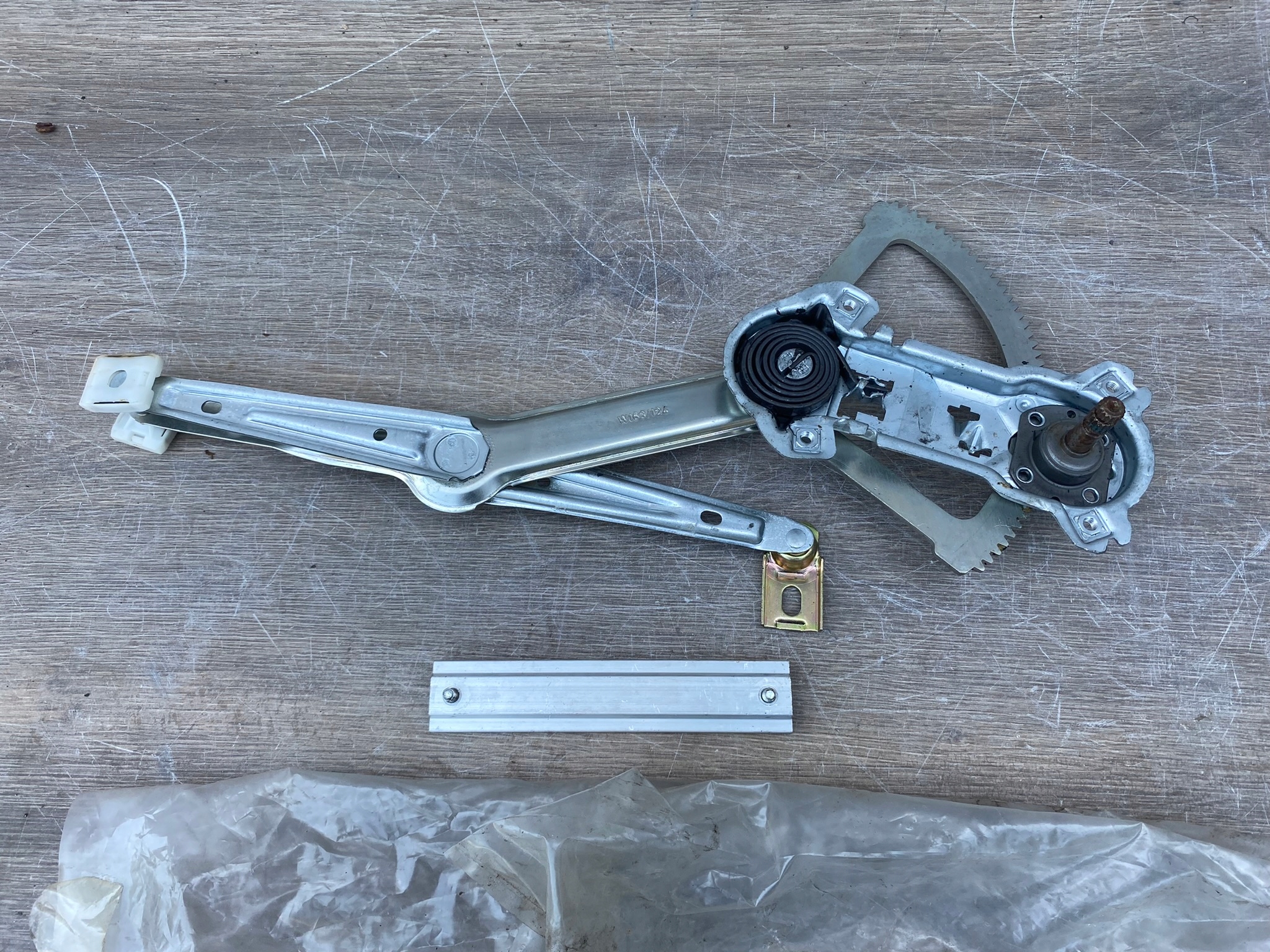 MERCEDES W124 PODNOŚNIK SZYBY PRZEDNI LEWY 1247201746 NOWY Numer katalogowy części A1247201746