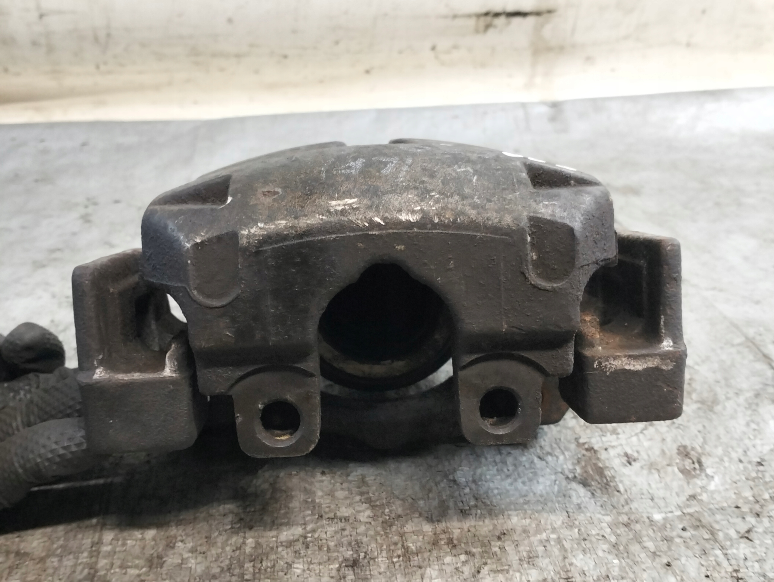 třmen brzdový levý předek ATE BMW 5 IV E39 95-03r